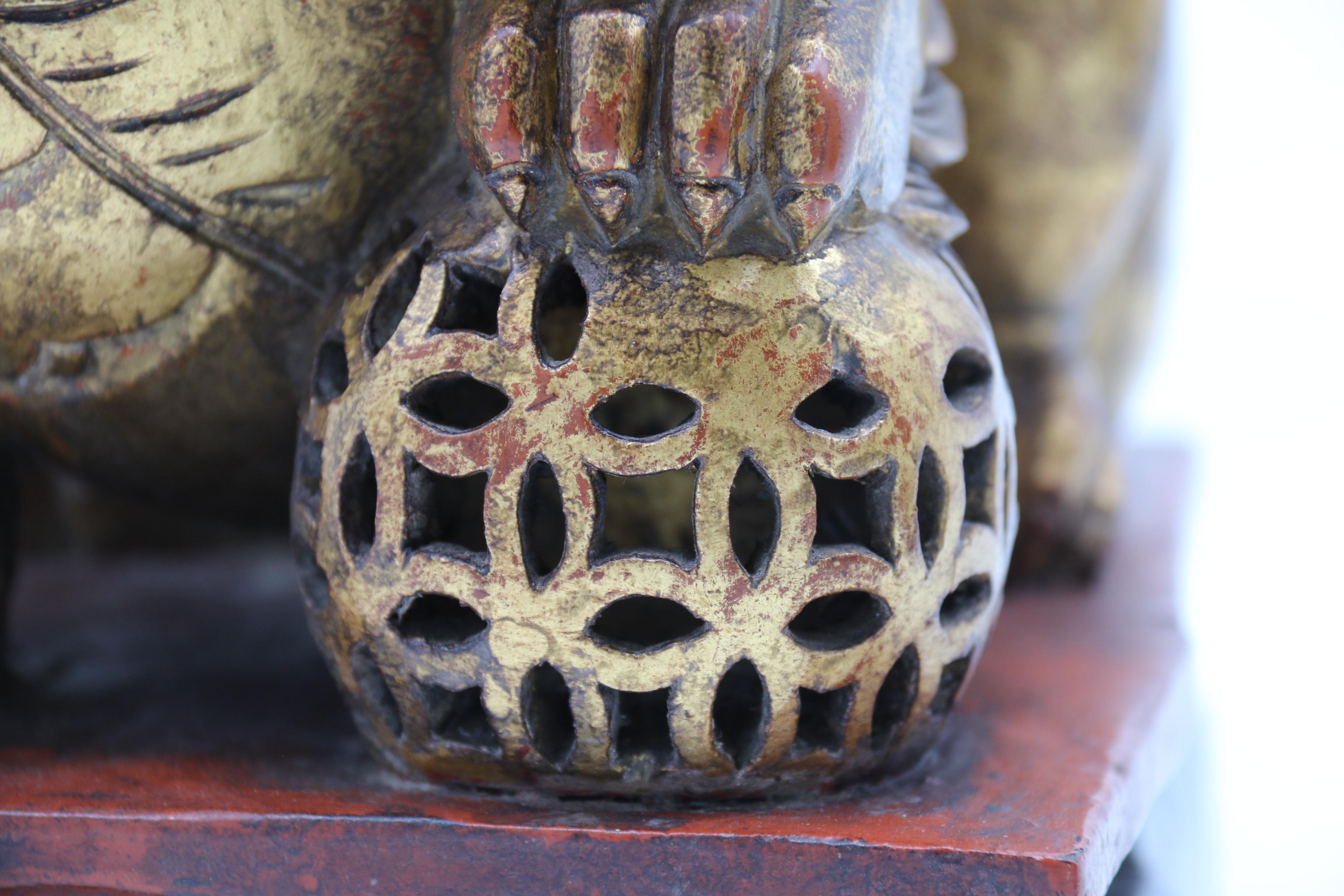 Paire de lions bouddhistes chinois sculptés en bois doré et laqué, vers 1900 en vente 8