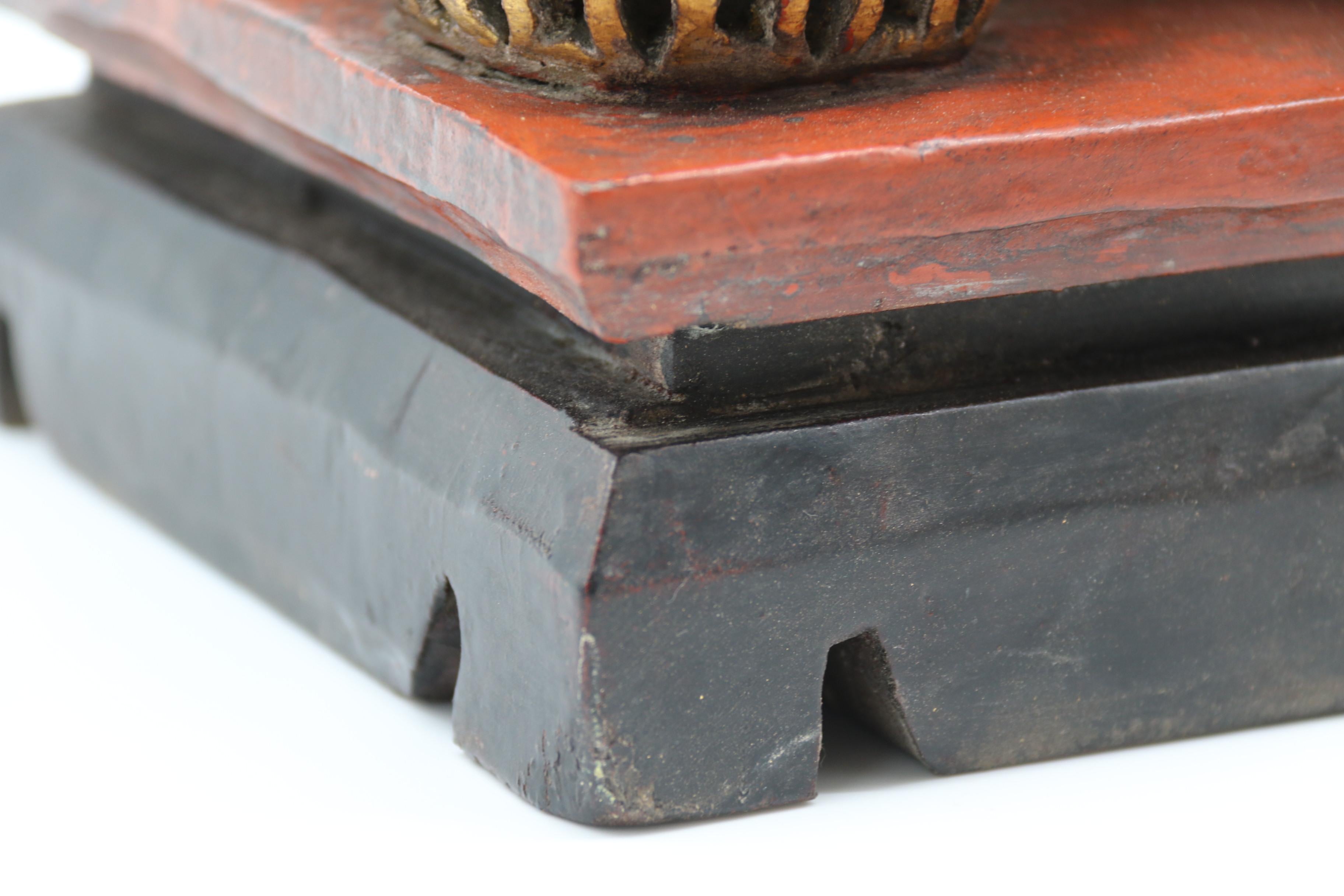 Paire de lions bouddhistes chinois sculptés en bois doré et laqué, vers 1900 en vente 9