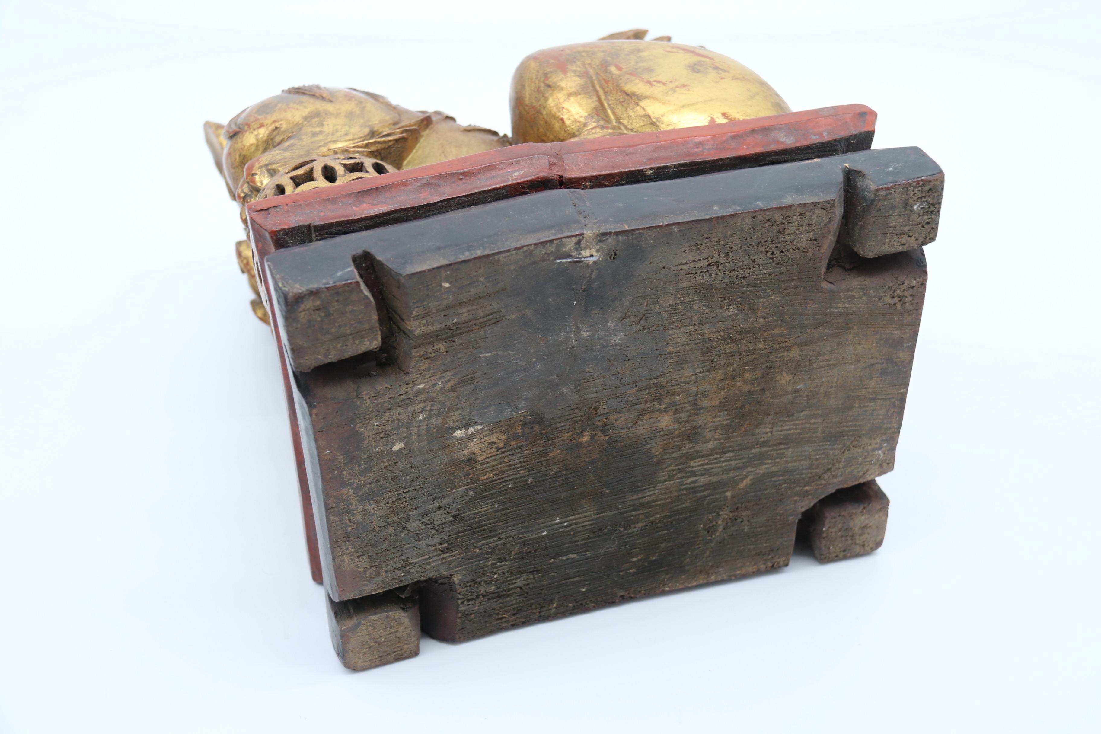 Paire de lions bouddhistes chinois sculptés en bois doré et laqué, vers 1900 en vente 10