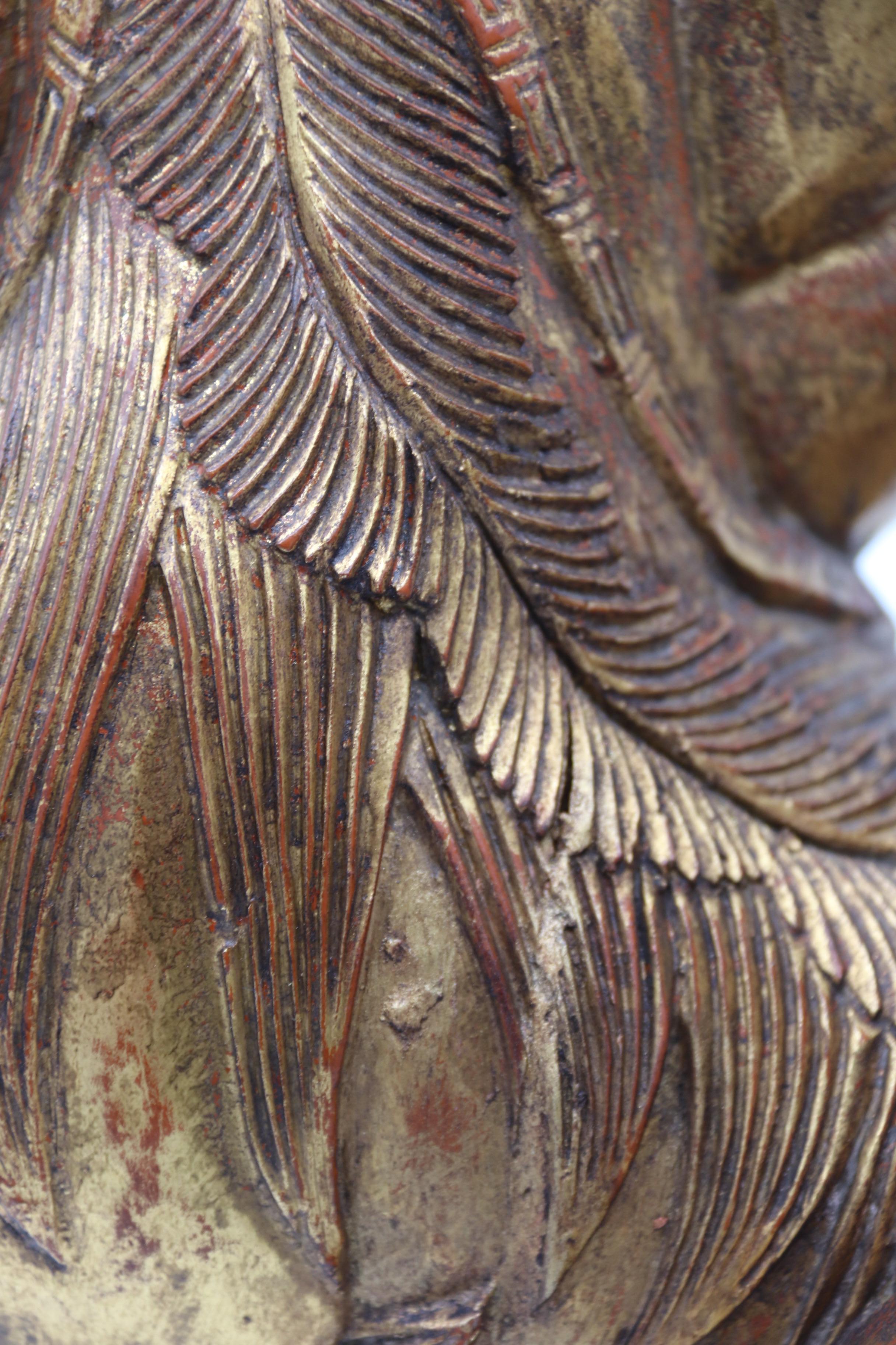 Paire de lions bouddhistes chinois sculptés en bois doré et laqué, vers 1900 en vente 11