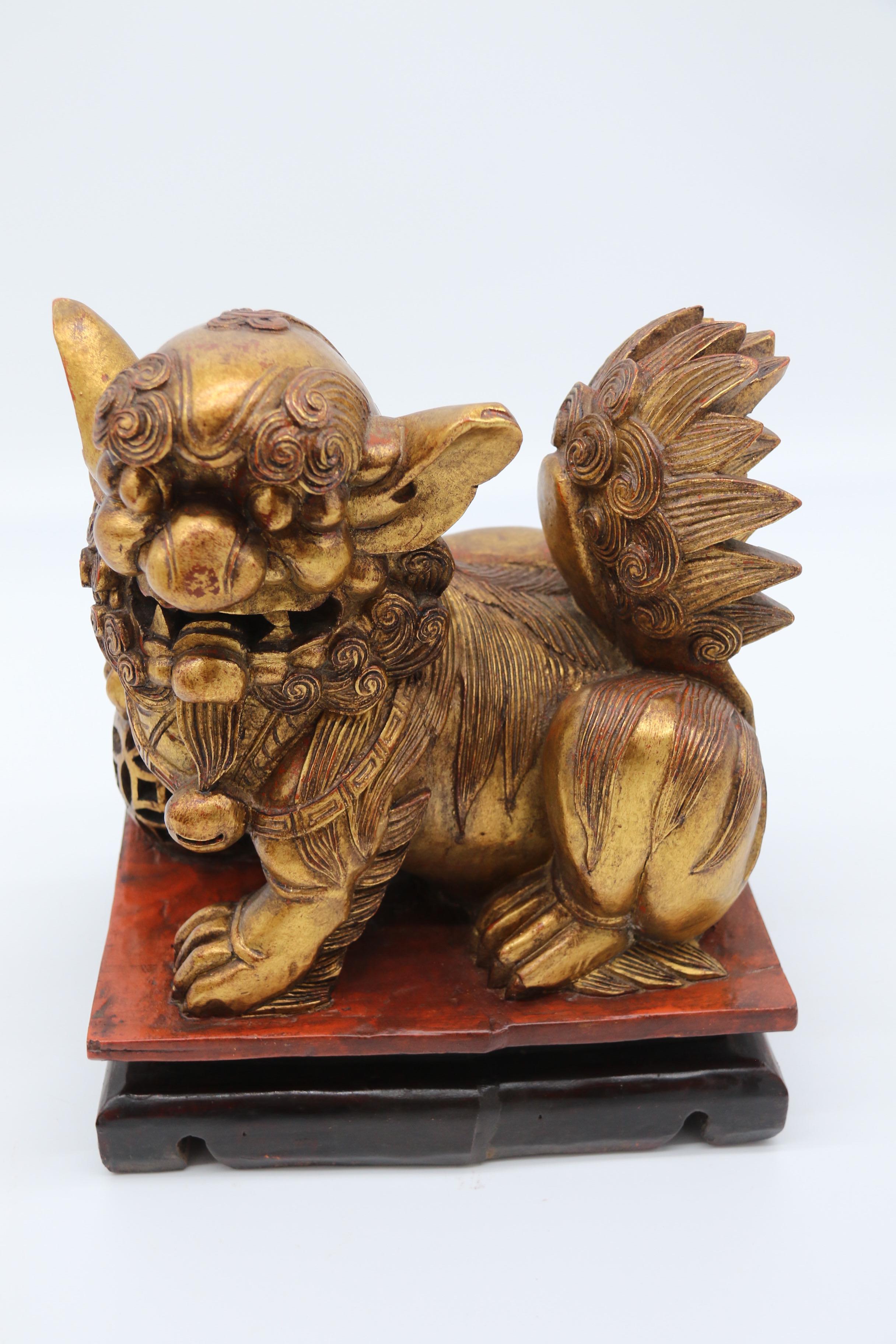 Paire de lions bouddhistes chinois sculptés en bois doré et laqué, vers 1900 en vente 12