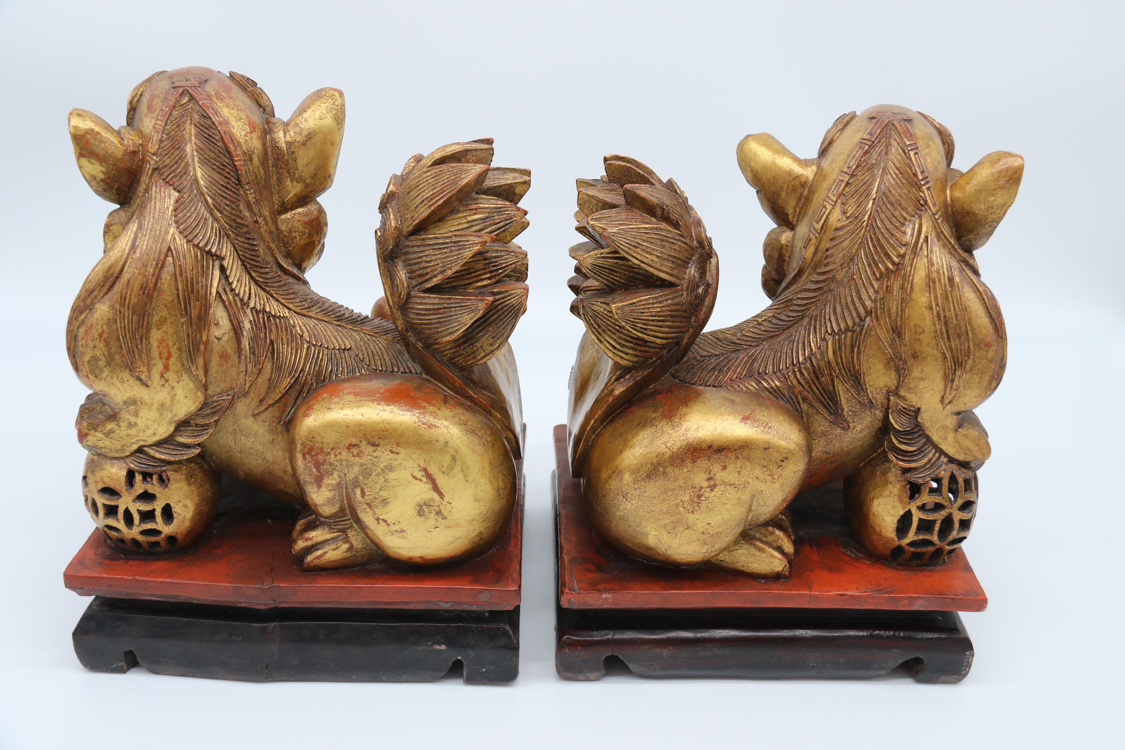 Chinois Paire de lions bouddhistes chinois sculptés en bois doré et laqué, vers 1900 en vente