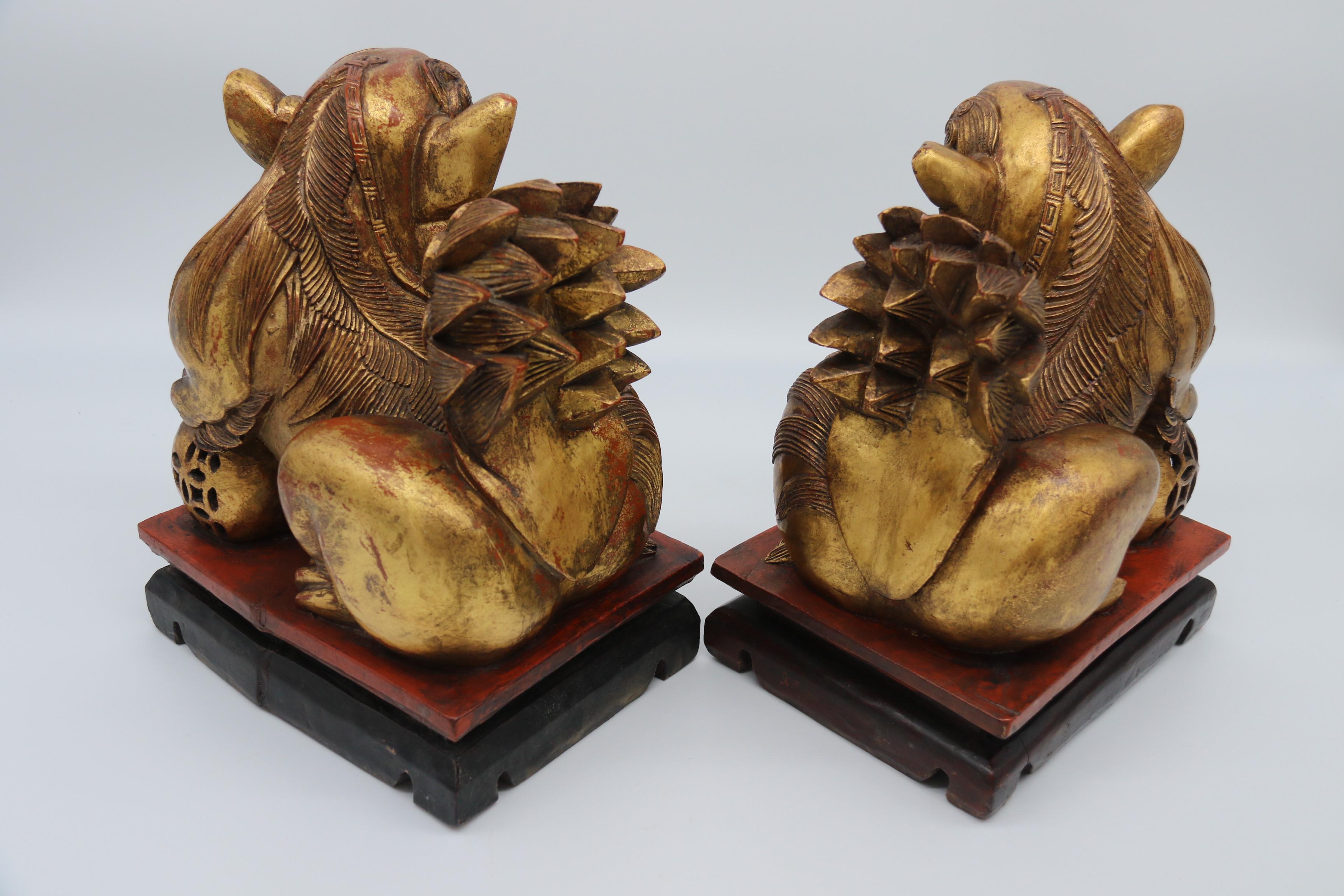 Sculpté à la main Paire de lions bouddhistes chinois sculptés en bois doré et laqué, vers 1900 en vente