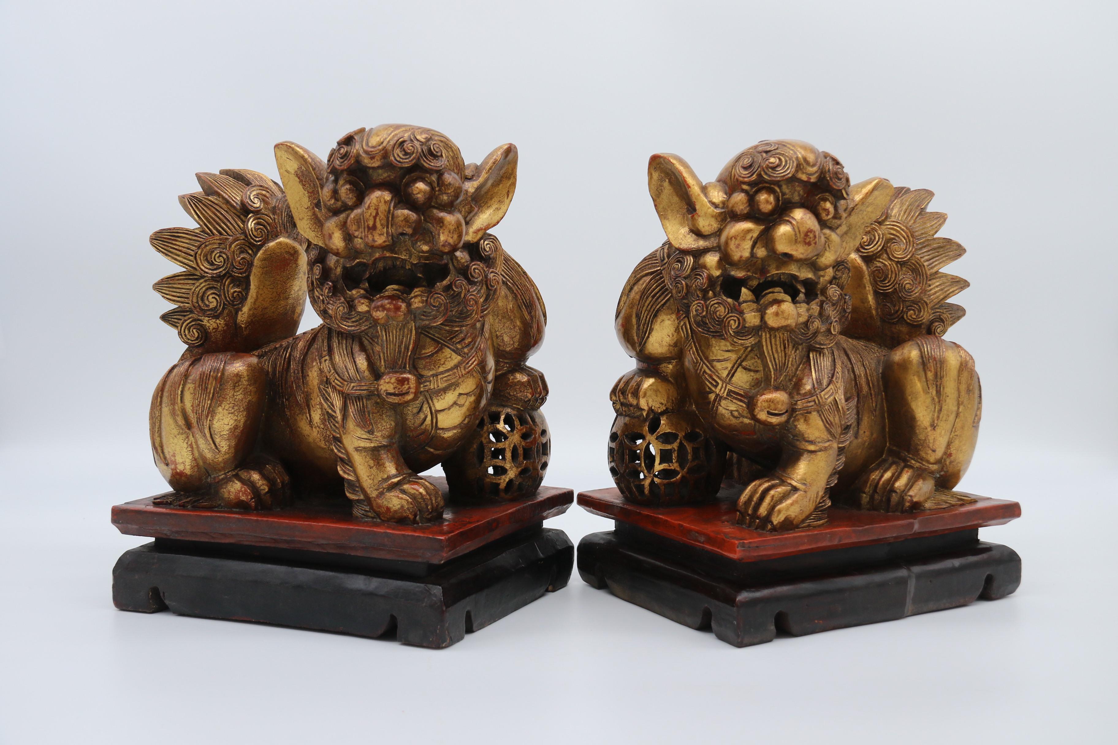 Paire de lions bouddhistes chinois sculptés en bois doré et laqué, vers 1900 en vente 1