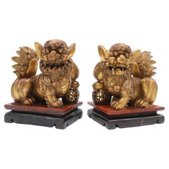 Paire de lions bouddhistes chinois sculptés en bois doré et laqué, vers 1900
