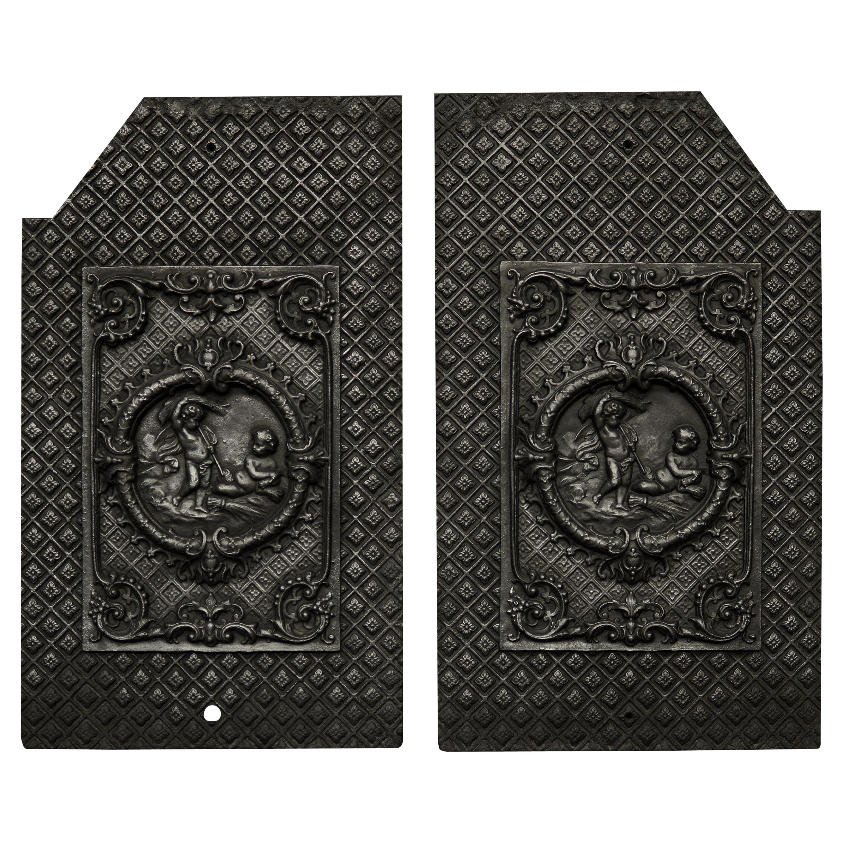 Dekoratives Paar gusseiserner Kaminplatten für die Innenseite, dekorativ im Angebot
