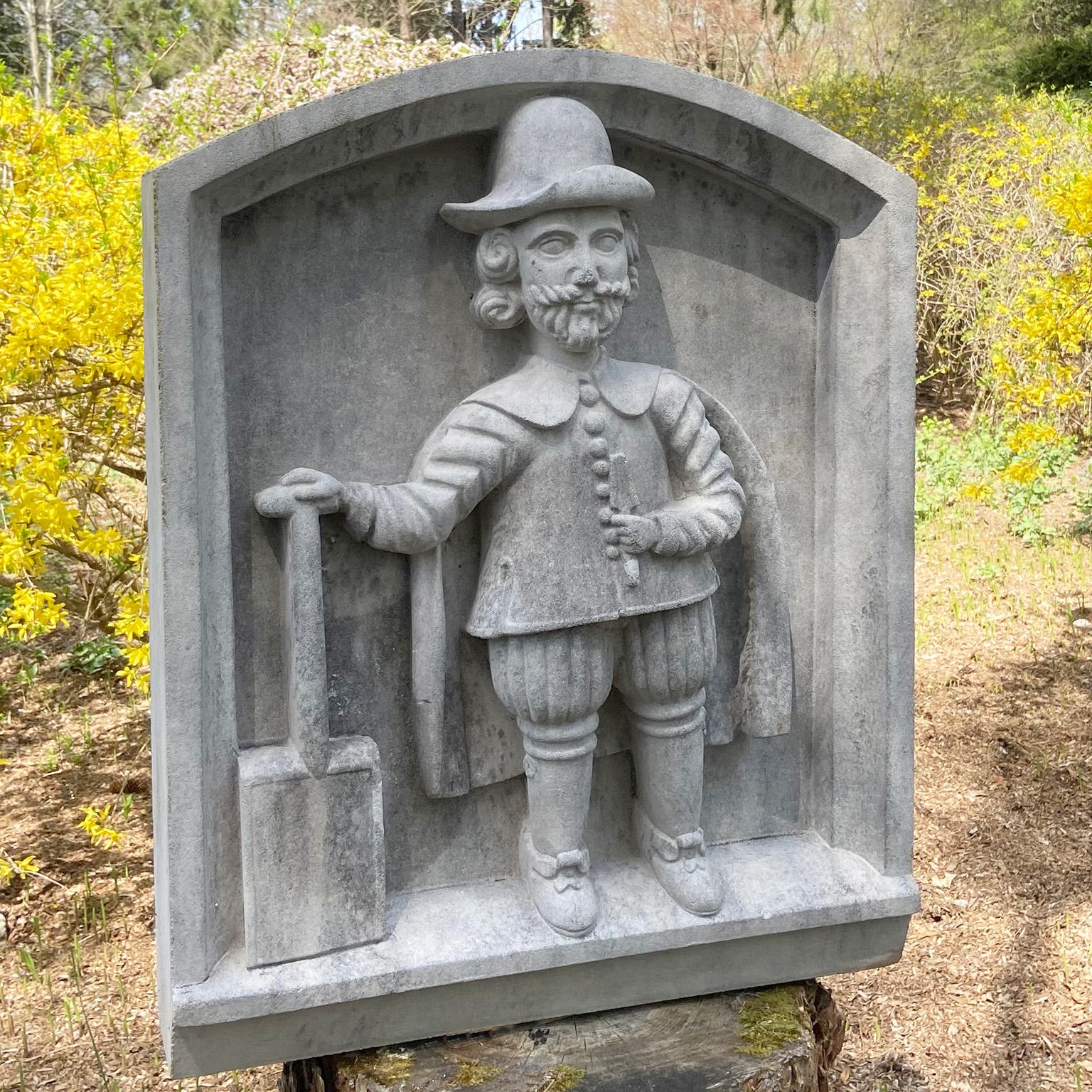 Tudor Plaque décorative représentant un jardinier en costume du XVIIe siècle en vente