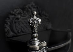 Une grille de cheminée décorative rococo en argent allemand