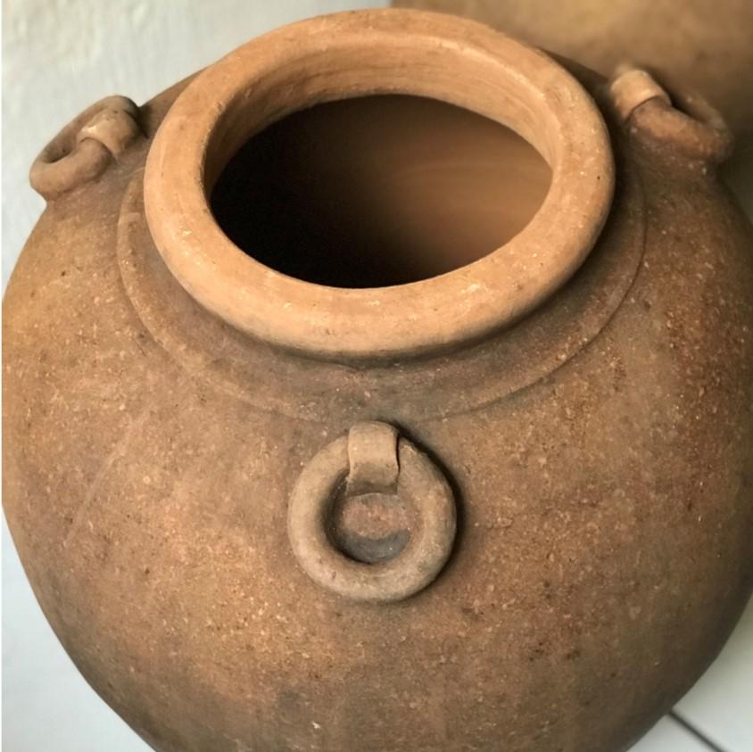 Piña is a large terra-cotta vessel resembling techniques often used in the region of Oaxaca.

Discovered at an abandoned potters studio in the Chapala region of Jalisco, Mexico.


Piña
Mexico, 1985
Dimensions: 25.5