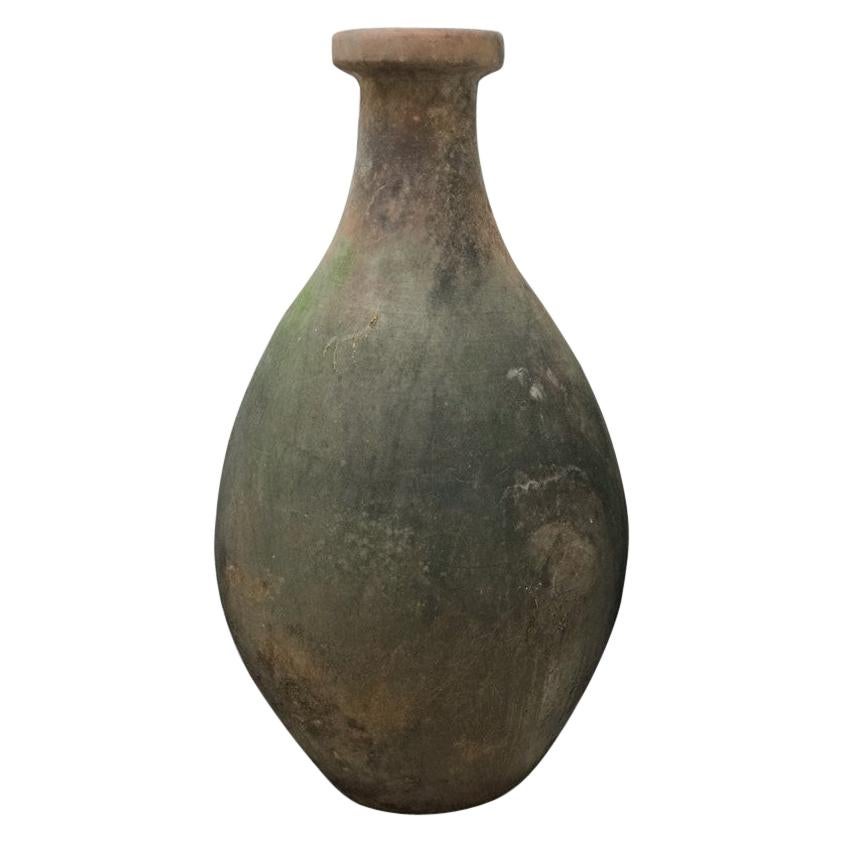 Dekoratives Terrakotta-Gefäß mit Deko