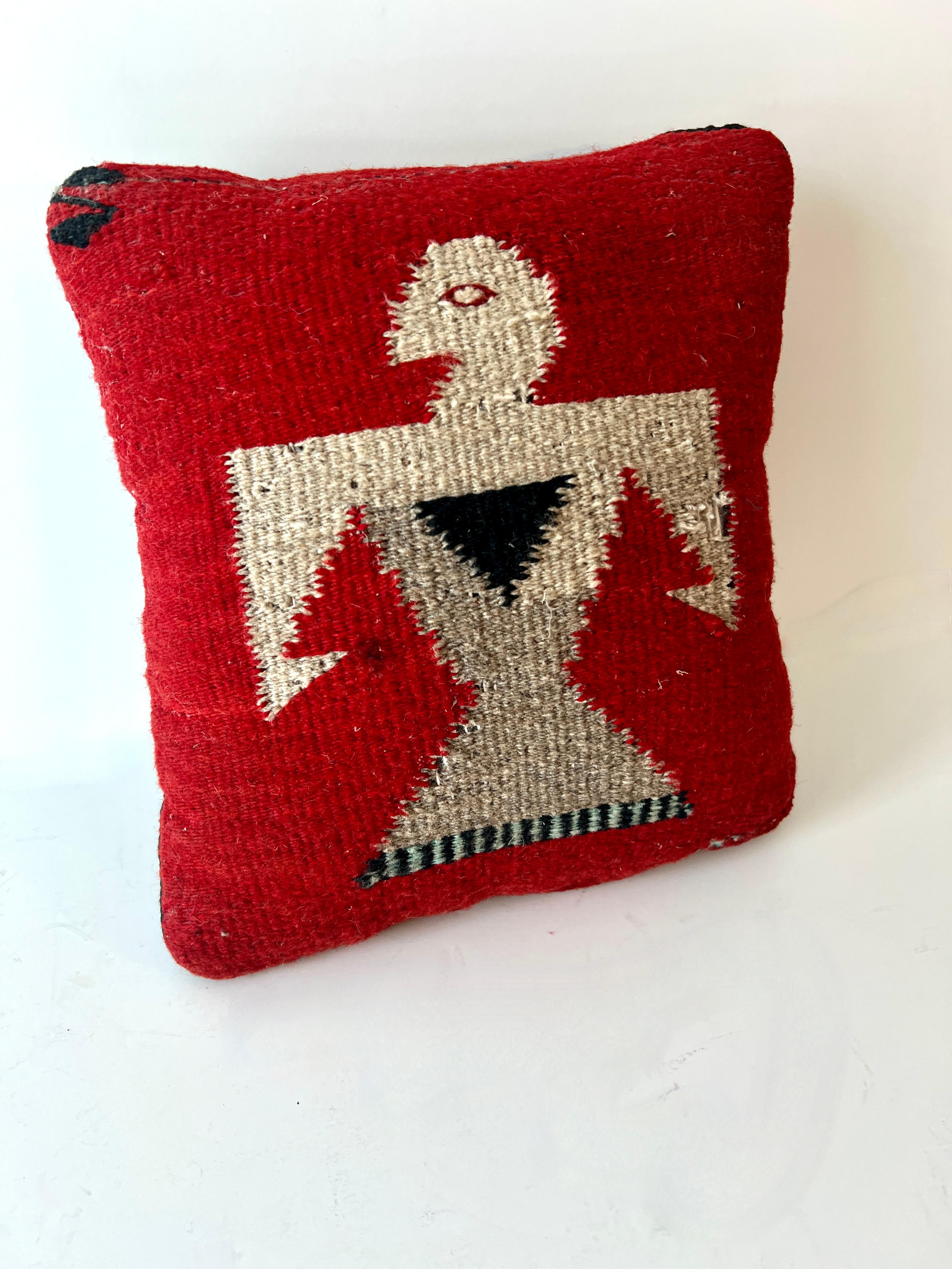 Un Tribal Decorativo  Cojín Kilim con un Águila Sentada sobre un Campo Rojo nativo estadounidense en venta