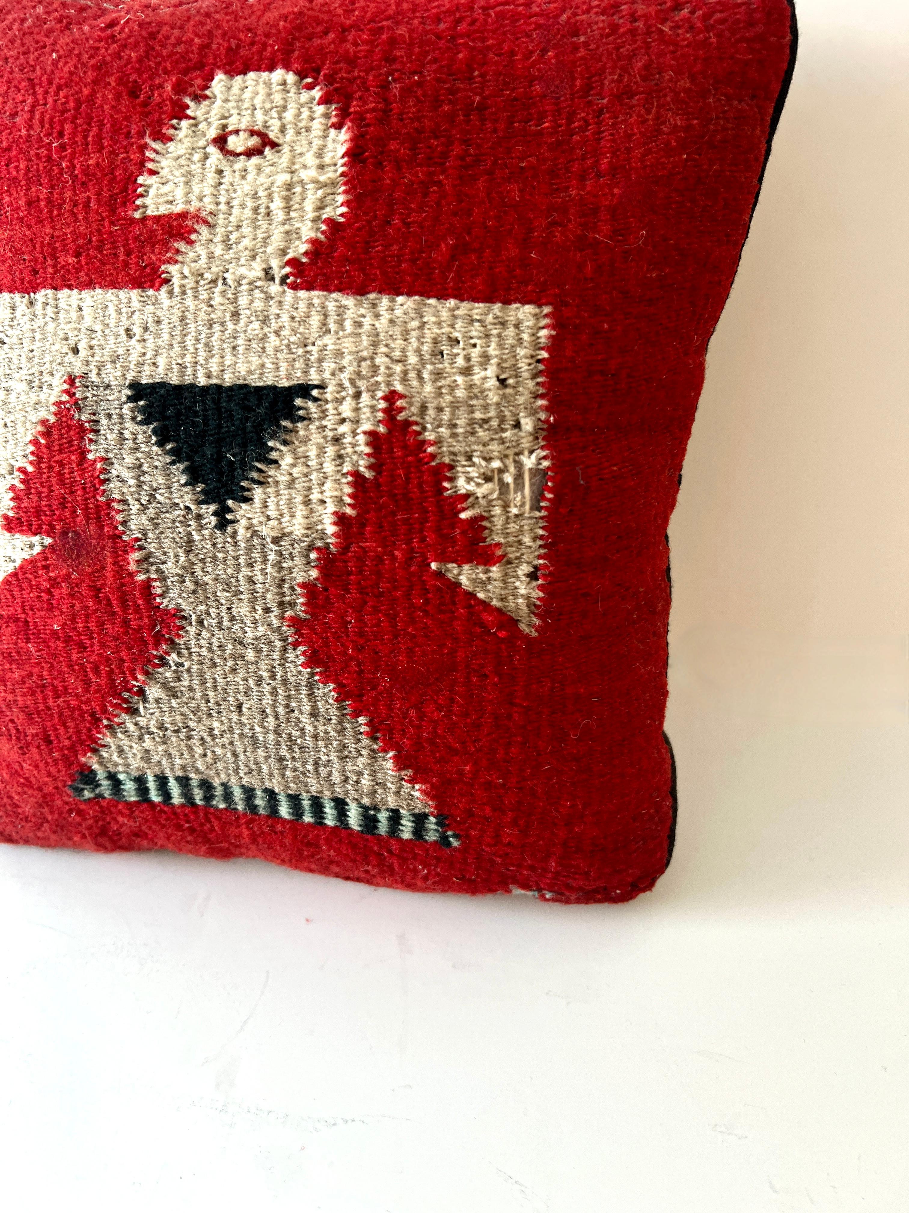 Un Tribal Decorativo  Cojín Kilim con un Águila Sentada sobre un Campo Rojo Hecho a mano en venta