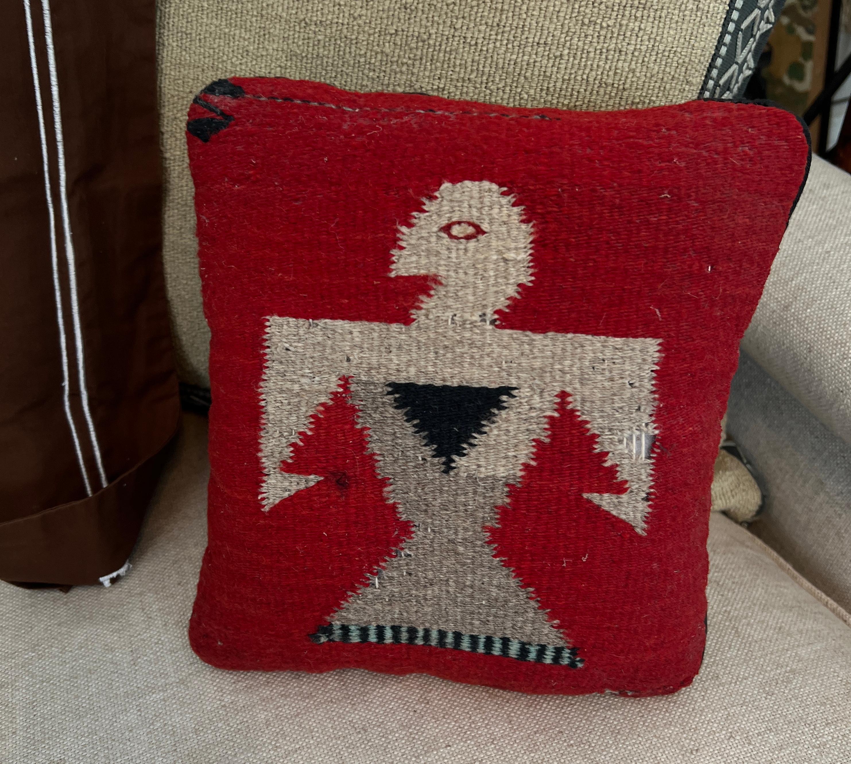 Un Tribal Decorativo  Cojín Kilim con un Águila Sentada sobre un Campo Rojo Tela en venta