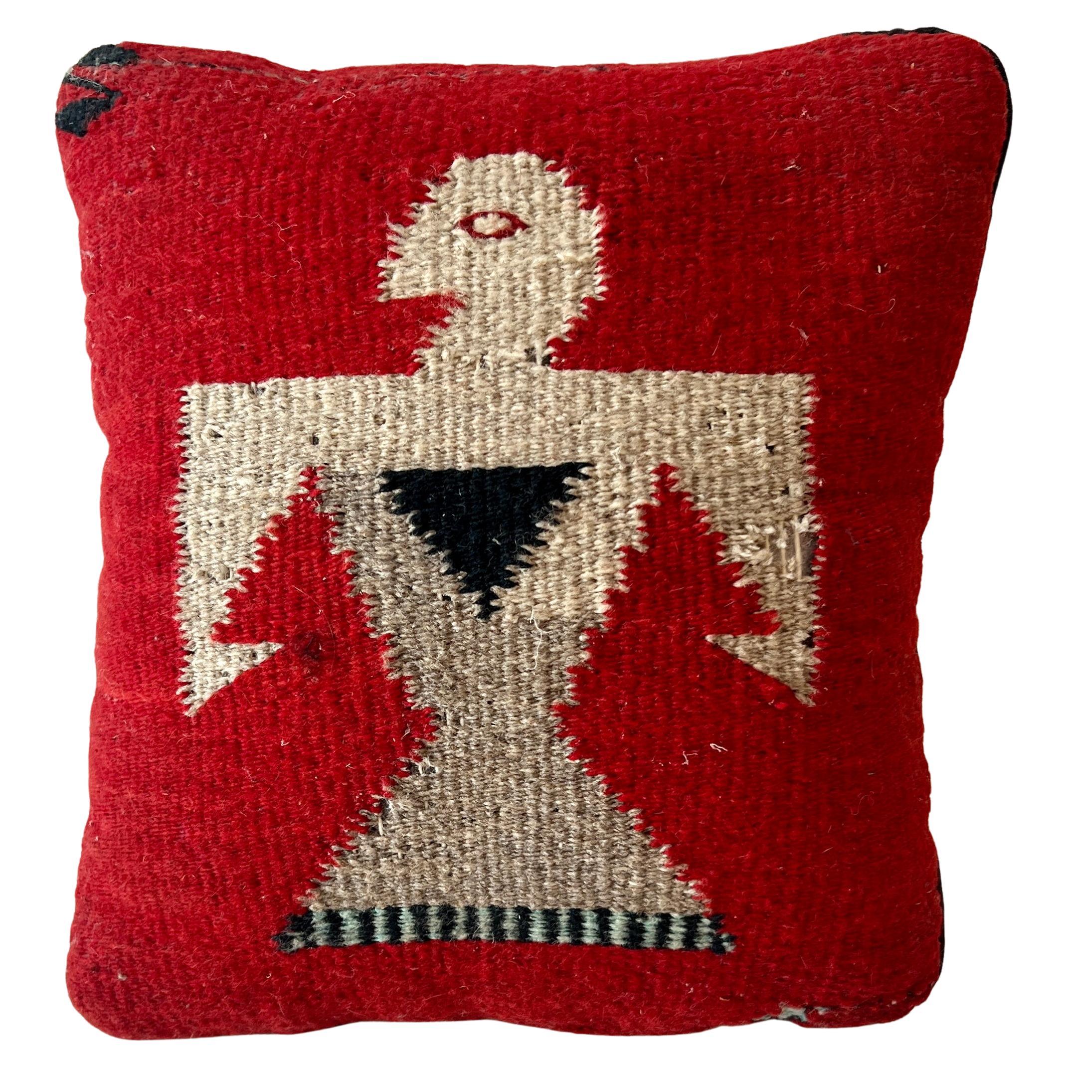 Un Tribal Decorativo  Cojín Kilim con un Águila Sentada sobre un Campo Rojo en venta