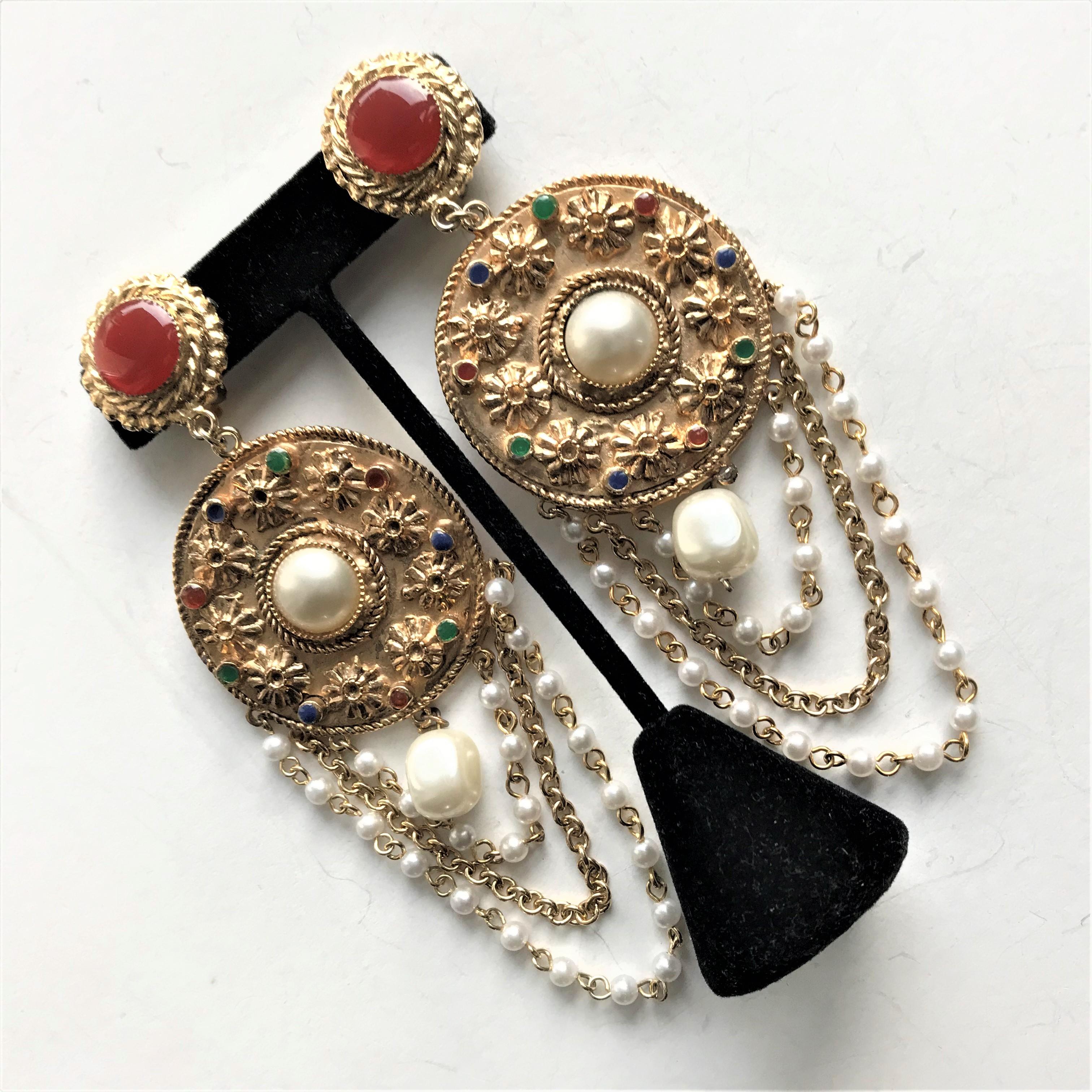 Artist A decorative unsigned ear clip gold-plated with false pearls and chains, France For Sale