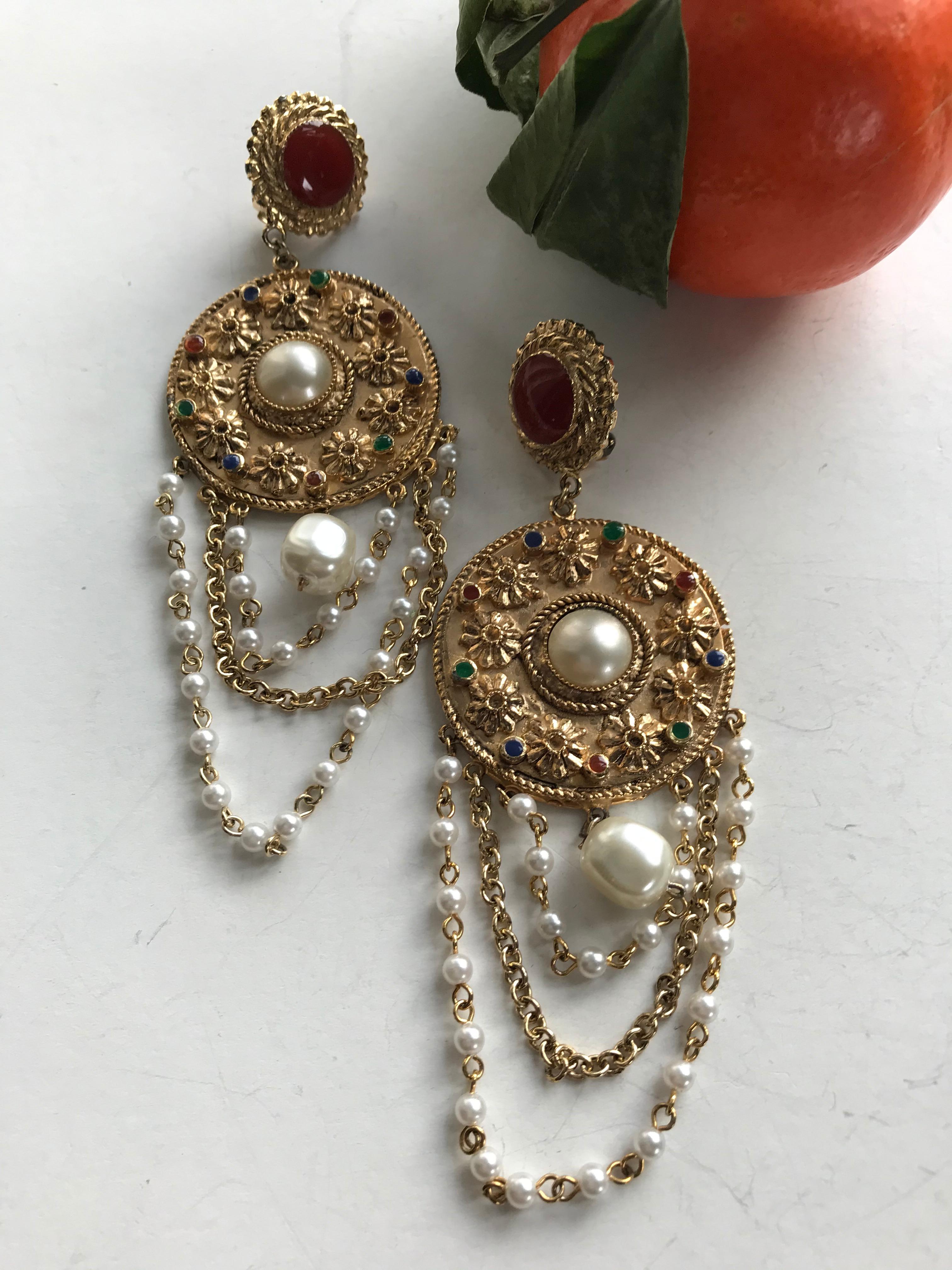  A decorative unsigned ear clip gold-plated with false pearls and chains, France In Excellent Condition For Sale In Stuttgart, DE