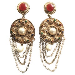  A decorative unsigned ear clip gold-plated with false pearls and chains, France