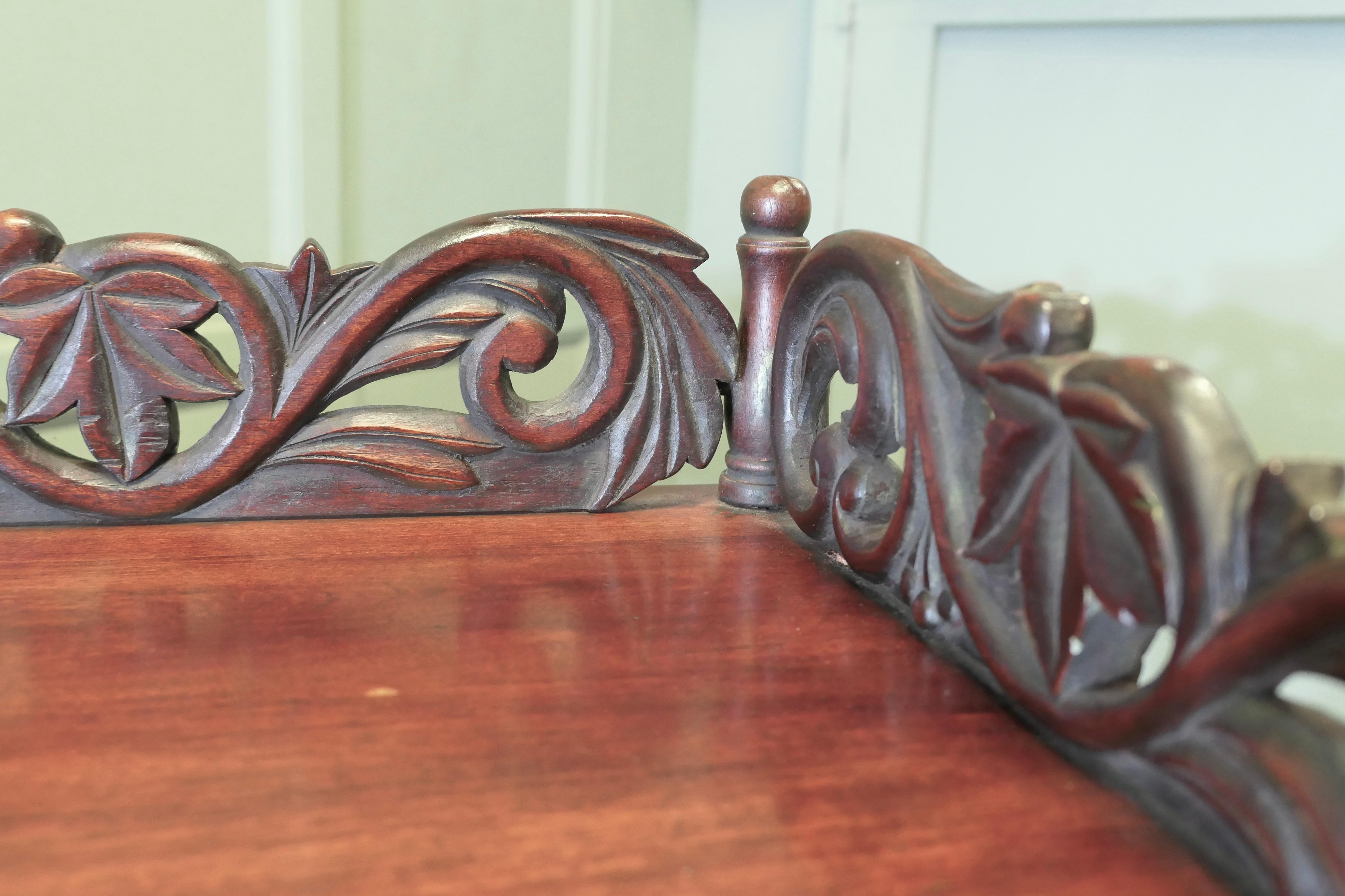 XIXe siècle Table de majordome décorativement sculptée, plateau sur pied en vente