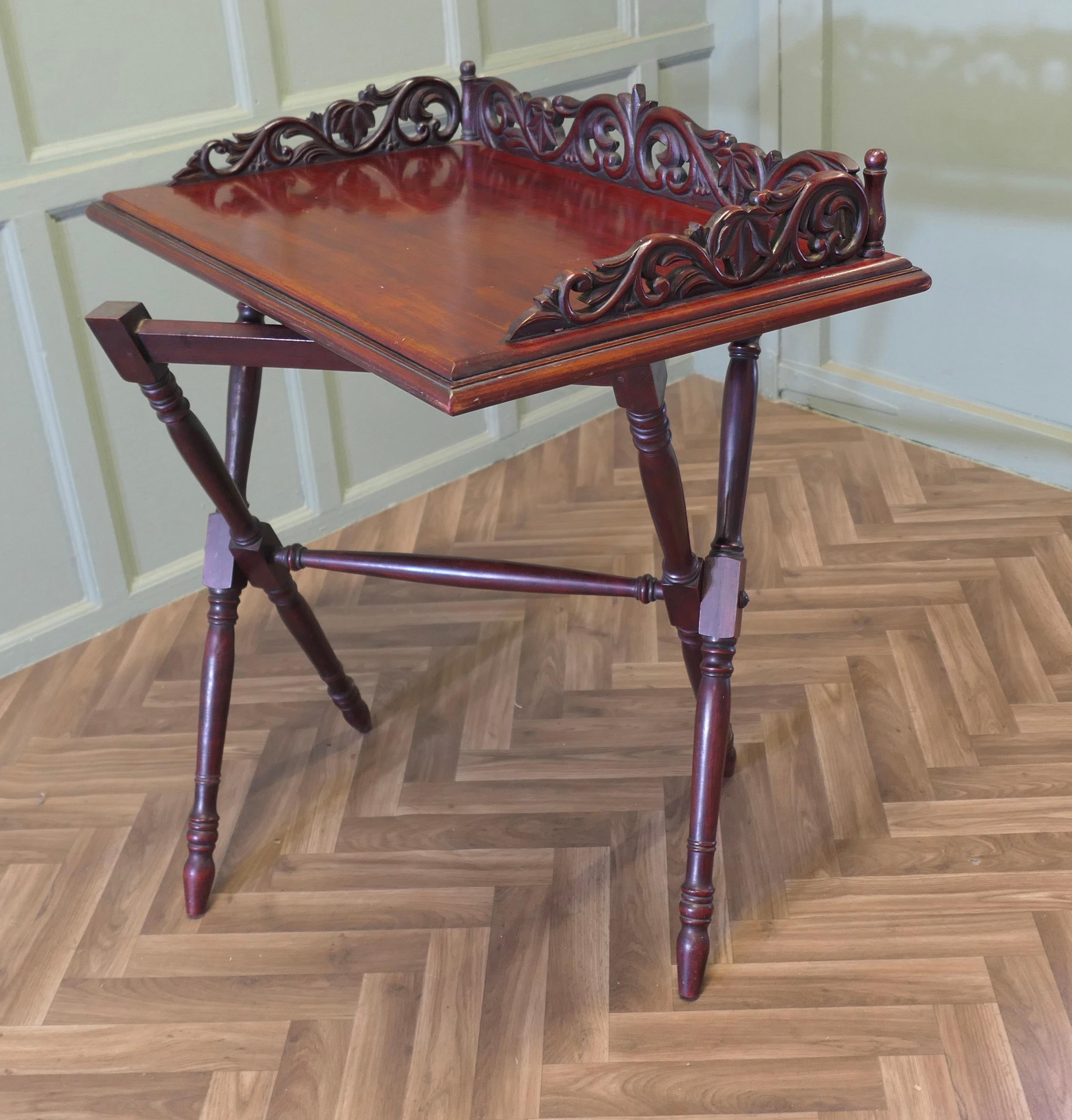 Acajou Table de majordome décorativement sculptée, plateau sur pied en vente