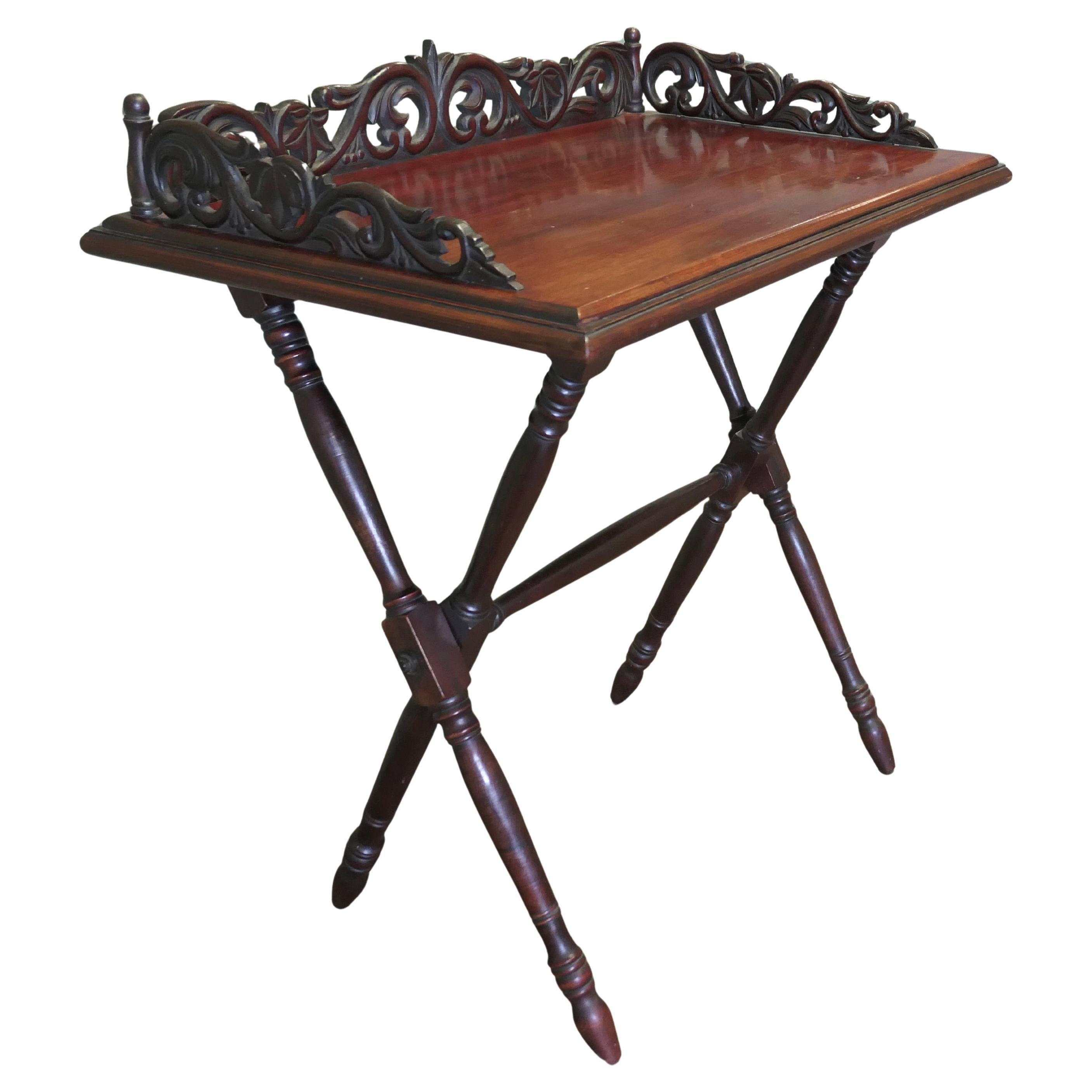 Table de majordome décorativement sculptée, plateau sur pied en vente