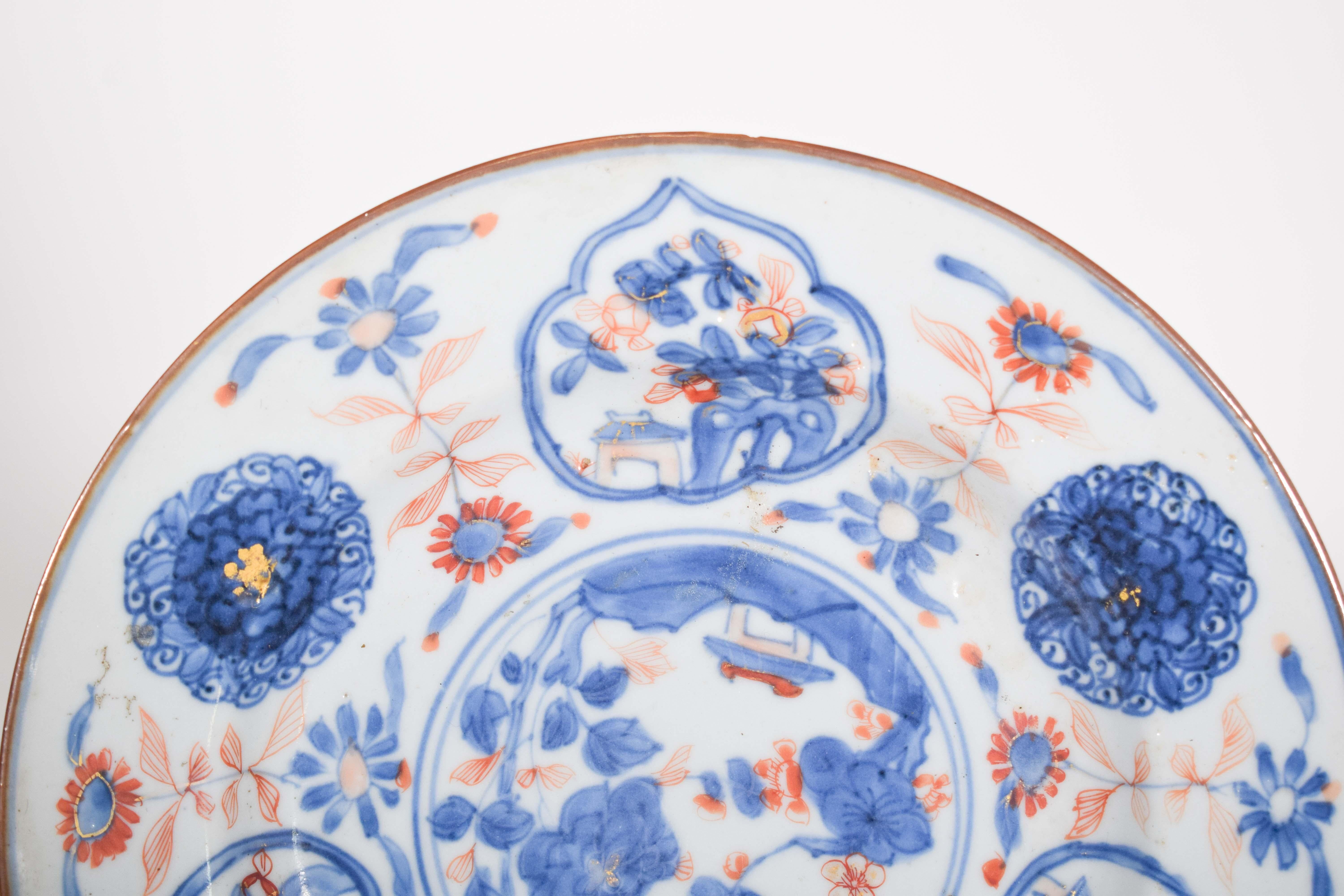 Assiette creuse en porcelaine de Chine. Décoration Imari, dynastie Qing, période Qianlong (1736-1795). 
Cette assiette présente un décor élaboré en bleu de cobalt sous glaçure, complété par des émaux rouge de fer et or, reflétant la forte influence