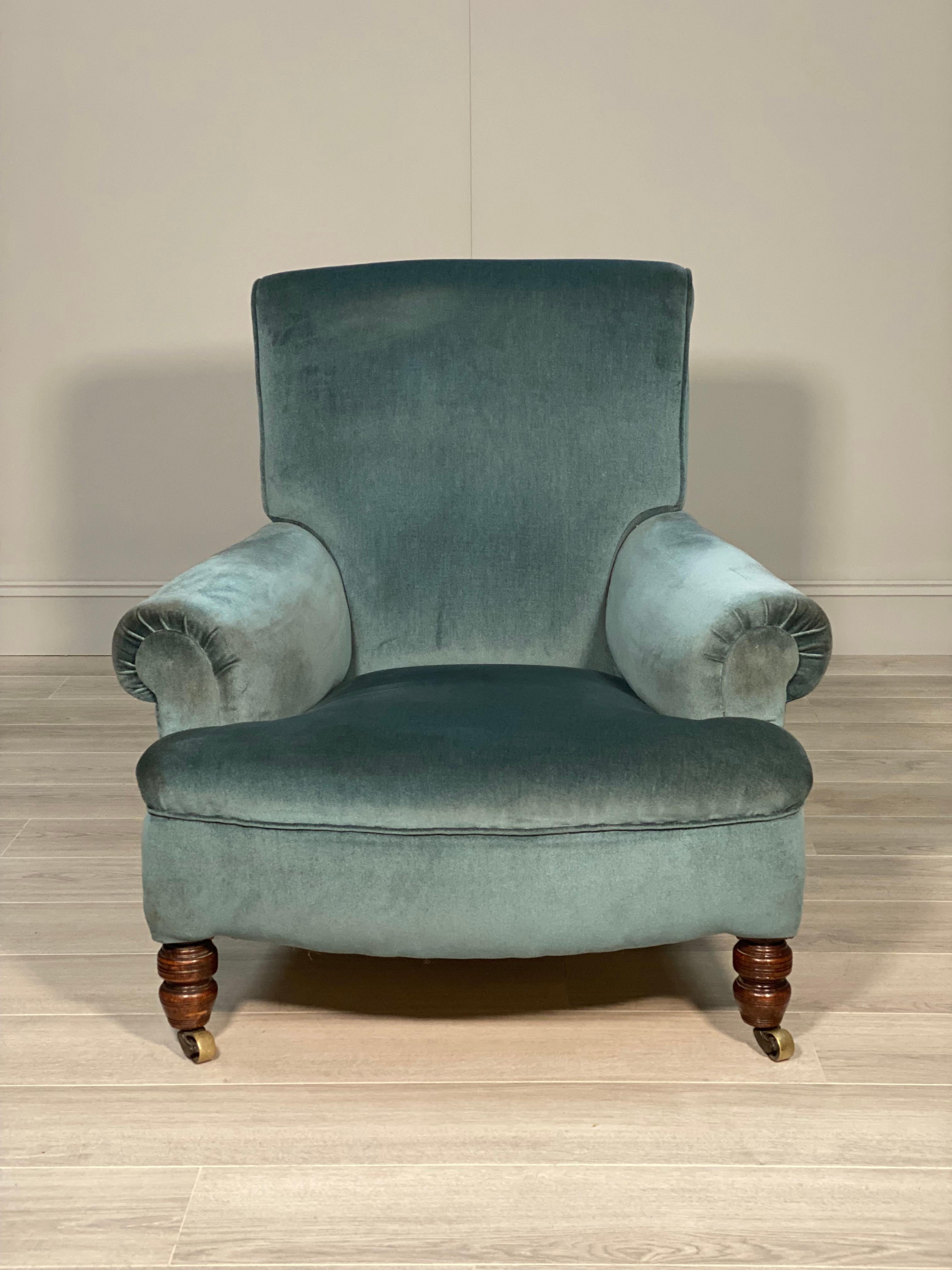 Ein tief sitzender Sessel im Landhausstil nach Howard aus der zweiten Hälfte des 19. Jahrhunderts. Der Sessel steht auf gedrechselten Mahagoni-Beinen an der Vorderseite und Mahagoni-Beinen an der Rückseite, alle mit hochwertigen Messing-Rollen. Der