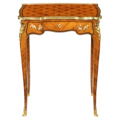 Delicada mesa auxiliar de parquet de madera de Rey Napoleón III atribuida a Sormani