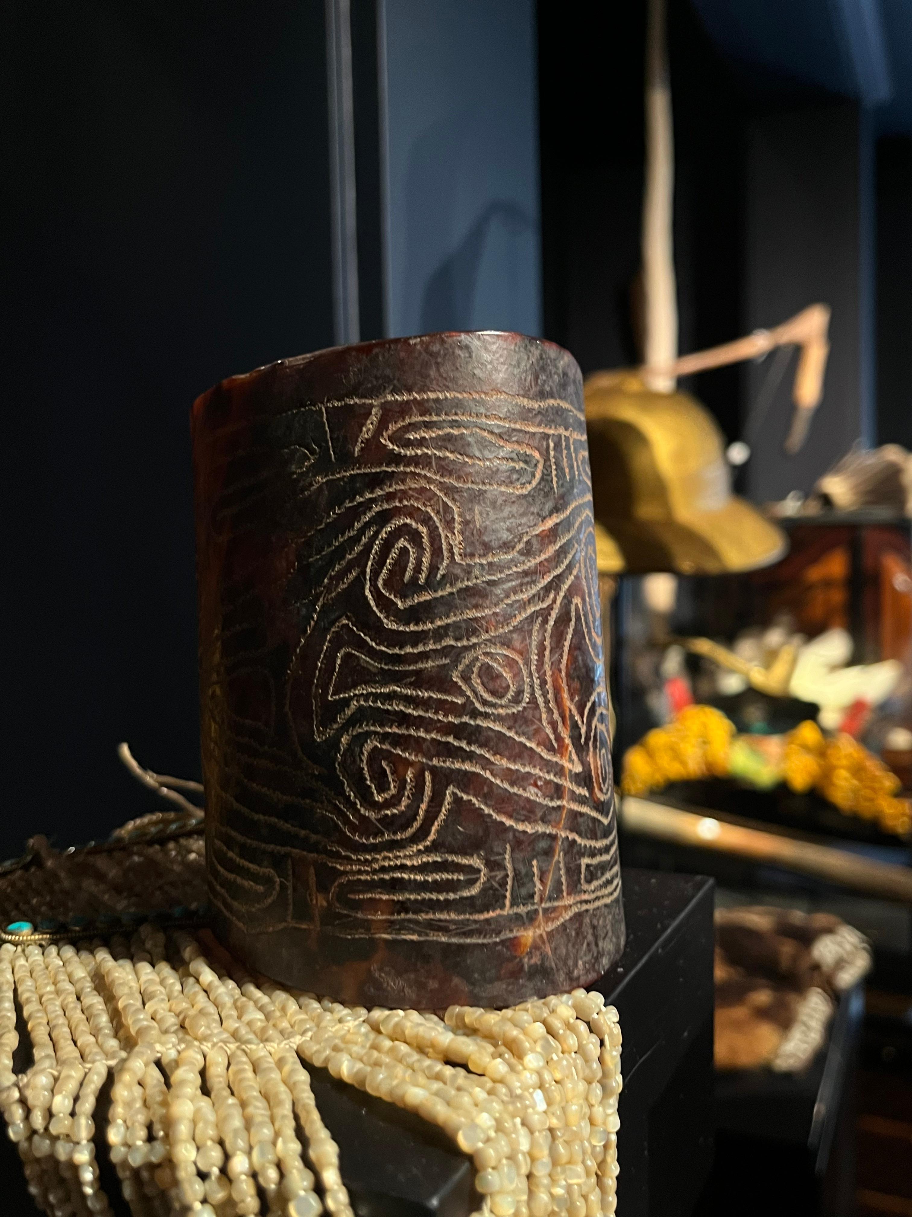 Papuano Un delicato bracciale in tartaruga proveniente dalla Provincia del Basso Fiume Sepik in vendita