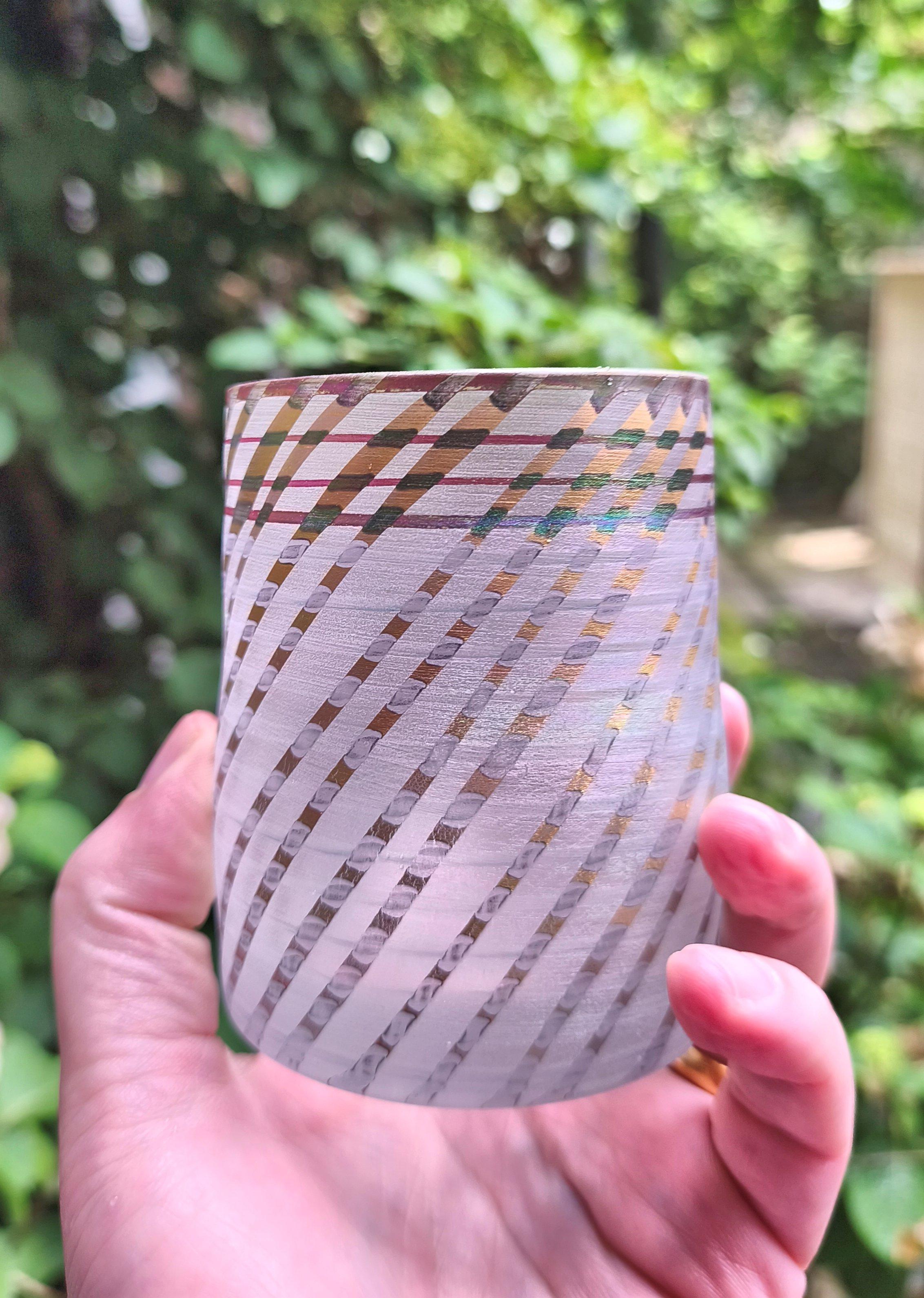 Un vaso a coppa delicatamente dipinto di Isgard Moje-Wohlgemuth, realizzato nel 1993 in vendita 2