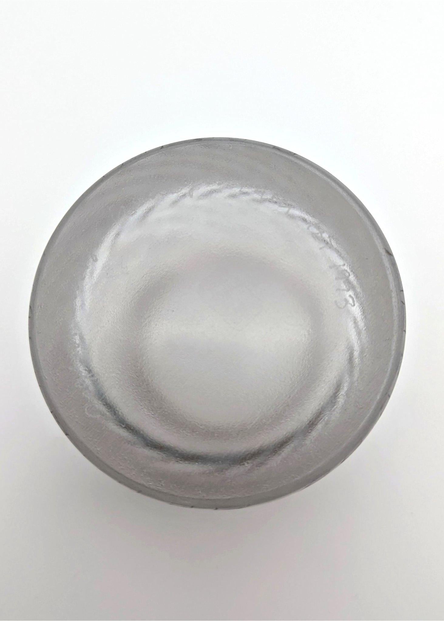 Tedesco Un vaso a coppa delicatamente dipinto di Isgard Moje-Wohlgemuth, realizzato nel 1993 in vendita