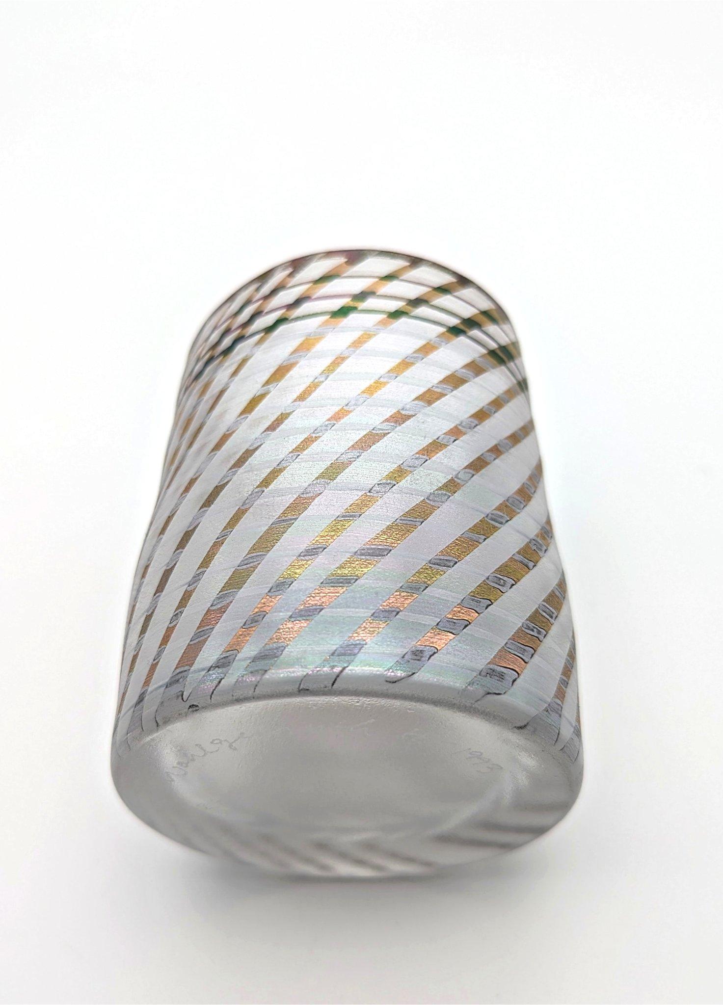 Smaltato Un vaso a coppa delicatamente dipinto di Isgard Moje-Wohlgemuth, realizzato nel 1993 in vendita