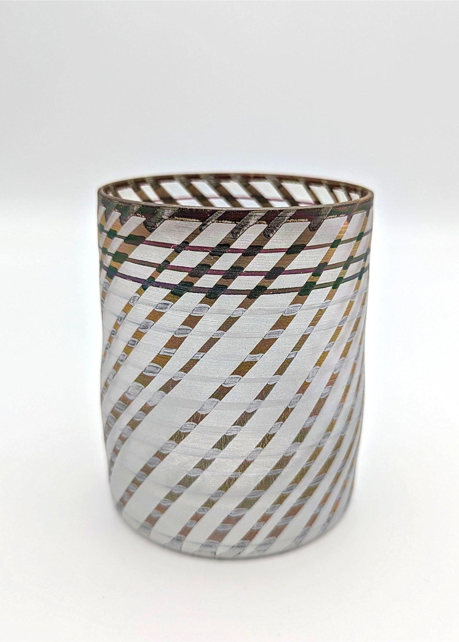 A delicately painted cup vase by Isgard Moje-Wohlgemuth, made 1993  In Good Condition For Sale In Aachen, DE