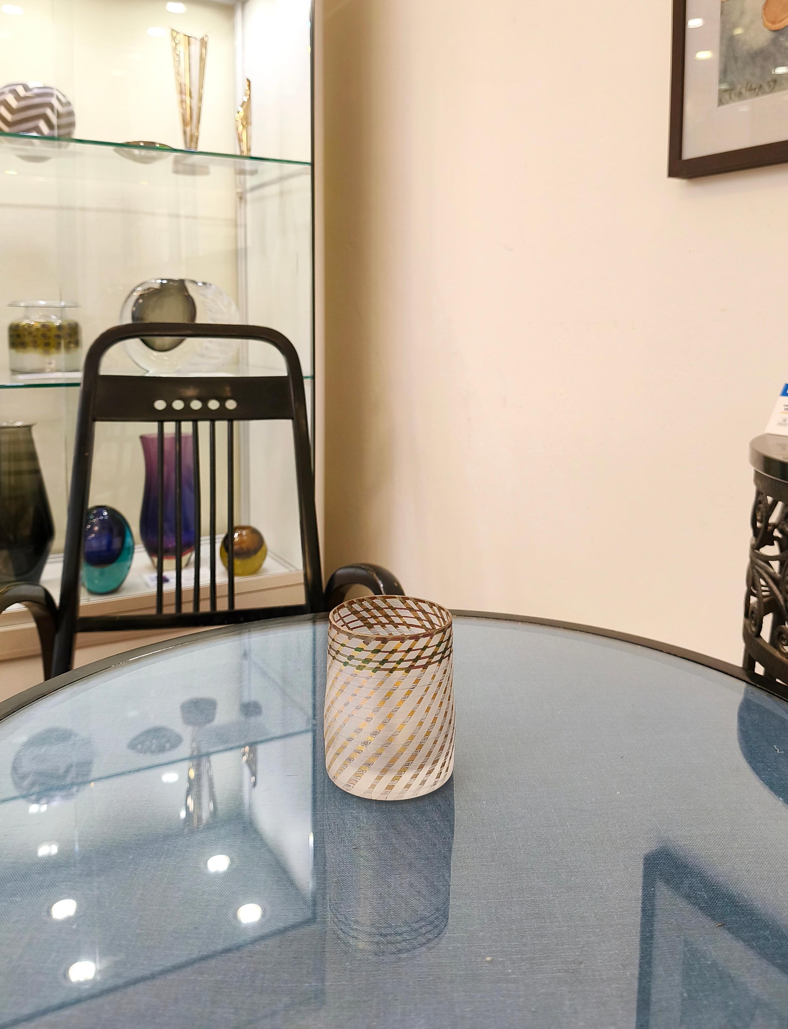 Vetro Un vaso a coppa delicatamente dipinto di Isgard Moje-Wohlgemuth, realizzato nel 1993 in vendita