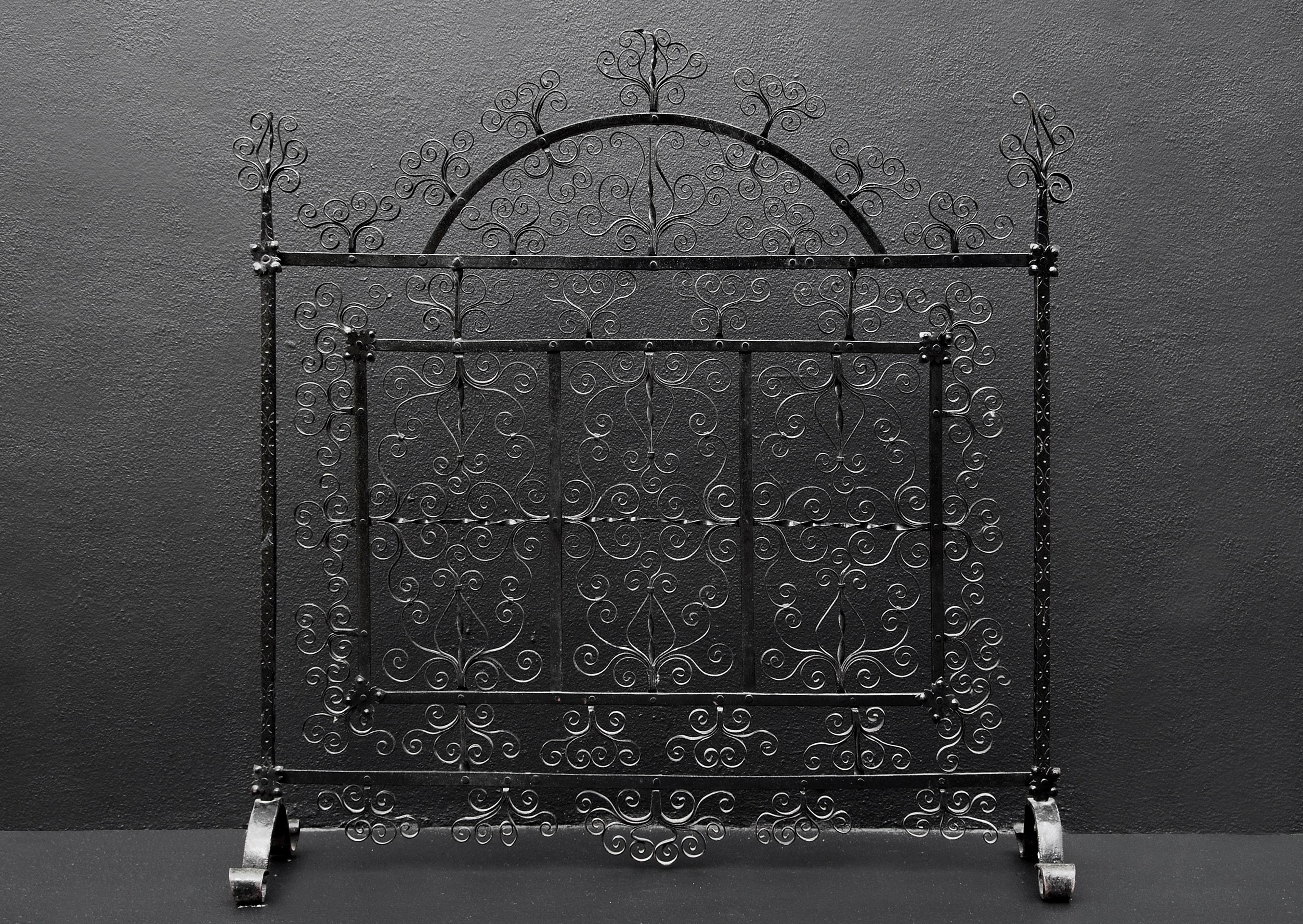 Delicately Scrolled Wrought Iron Firescreen In Good Condition For Sale In London, GB