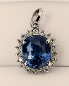 Un delizioso ciondolo in platino con zaffiro e diamante dello Sri Lanka da 3,03 ct.