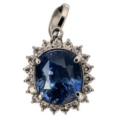Un delizioso ciondolo in platino con zaffiro e diamante dello Sri Lanka da 3,03 ct.