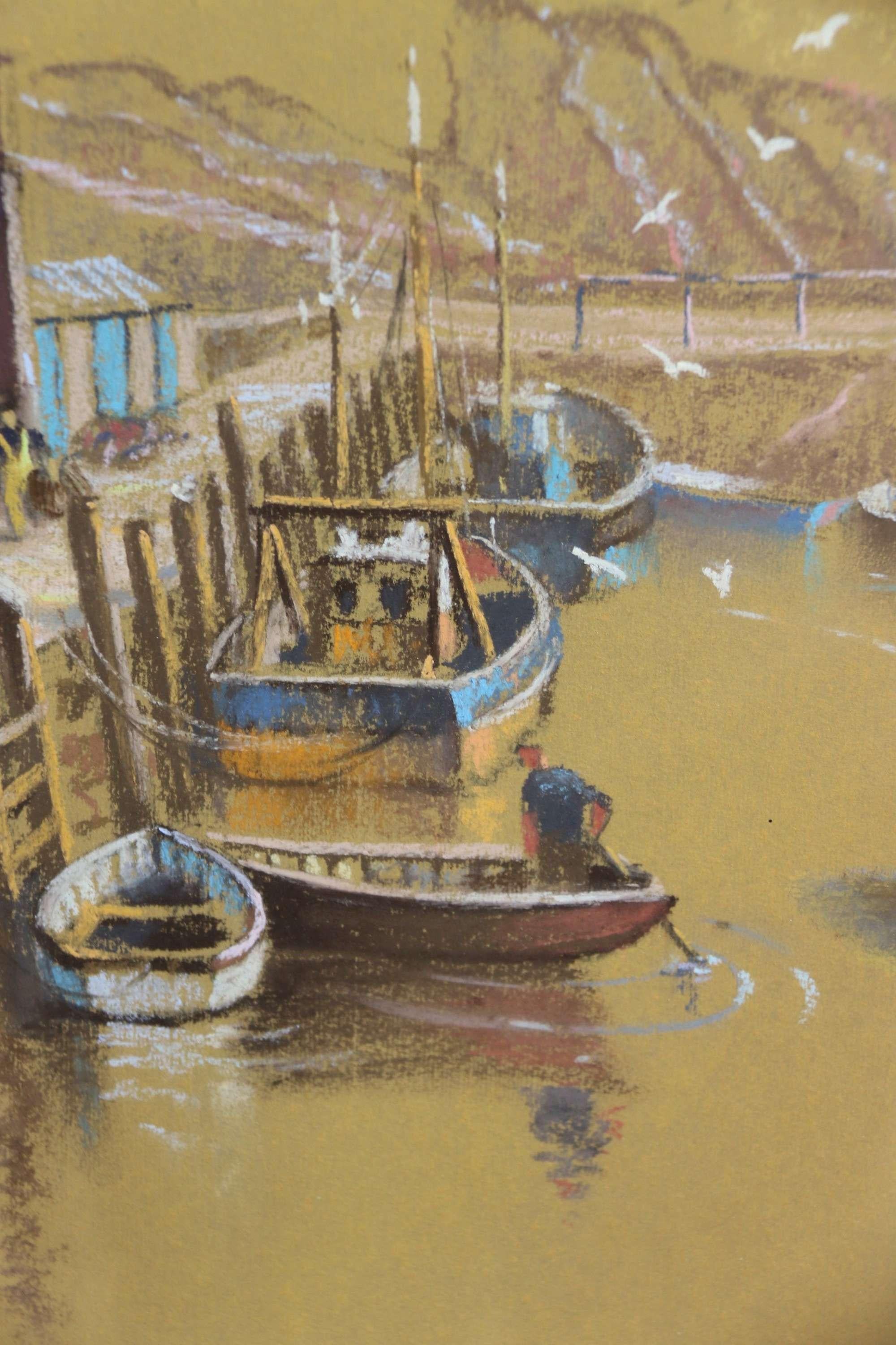 Un ravissant dessin au pastel du port de Polperro, en Cornouailles, C.C. 1950 par Roy Stringfellow.

Cette vue au pastel des années 1950, très bien dessinée et exécutée, du port de pêche idyllique de Polperro, montre des bateaux amarrés et des