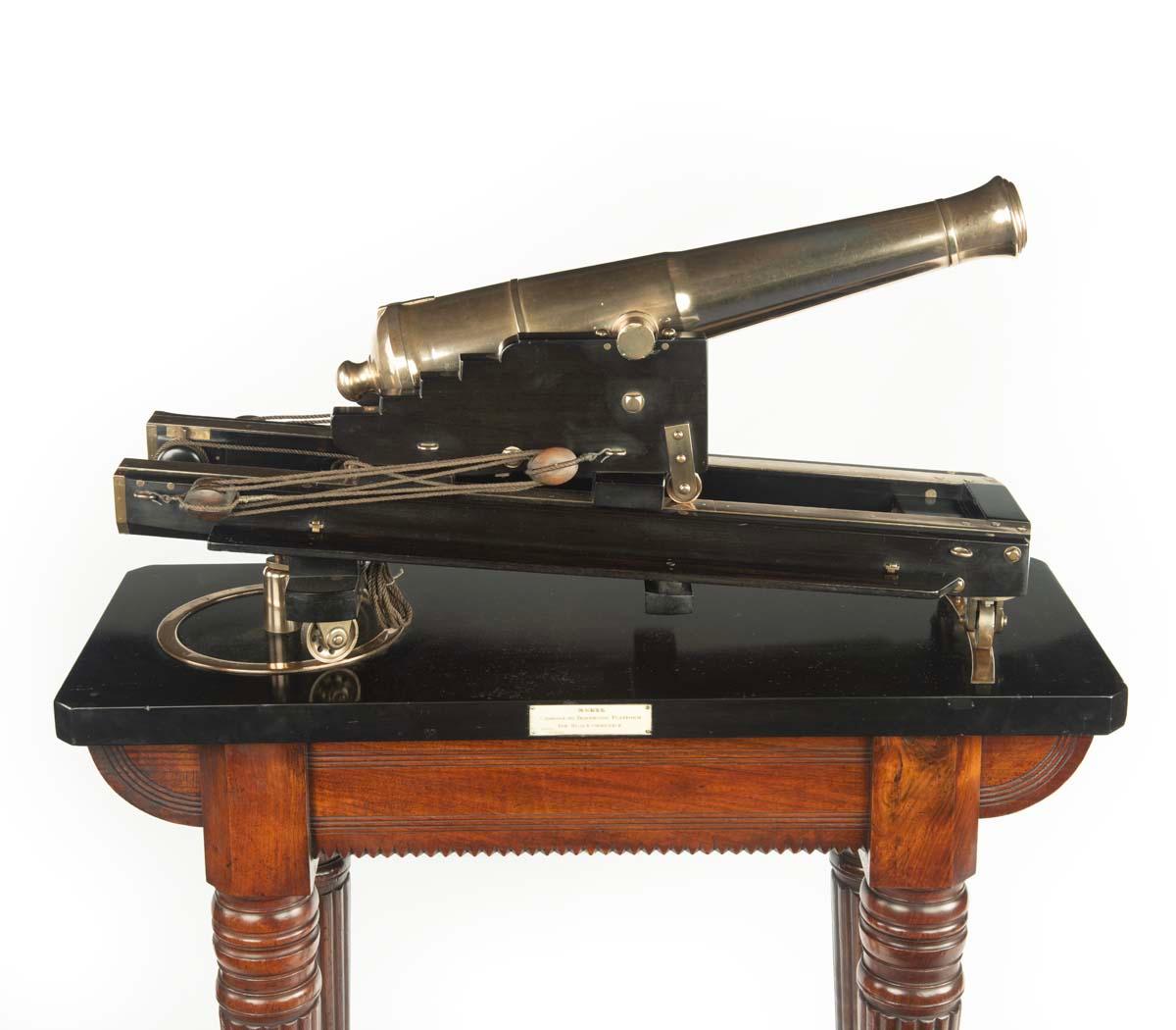 Anglais Une démonstration ou un modèle de musée d'une défense civile traversant le canon en vente