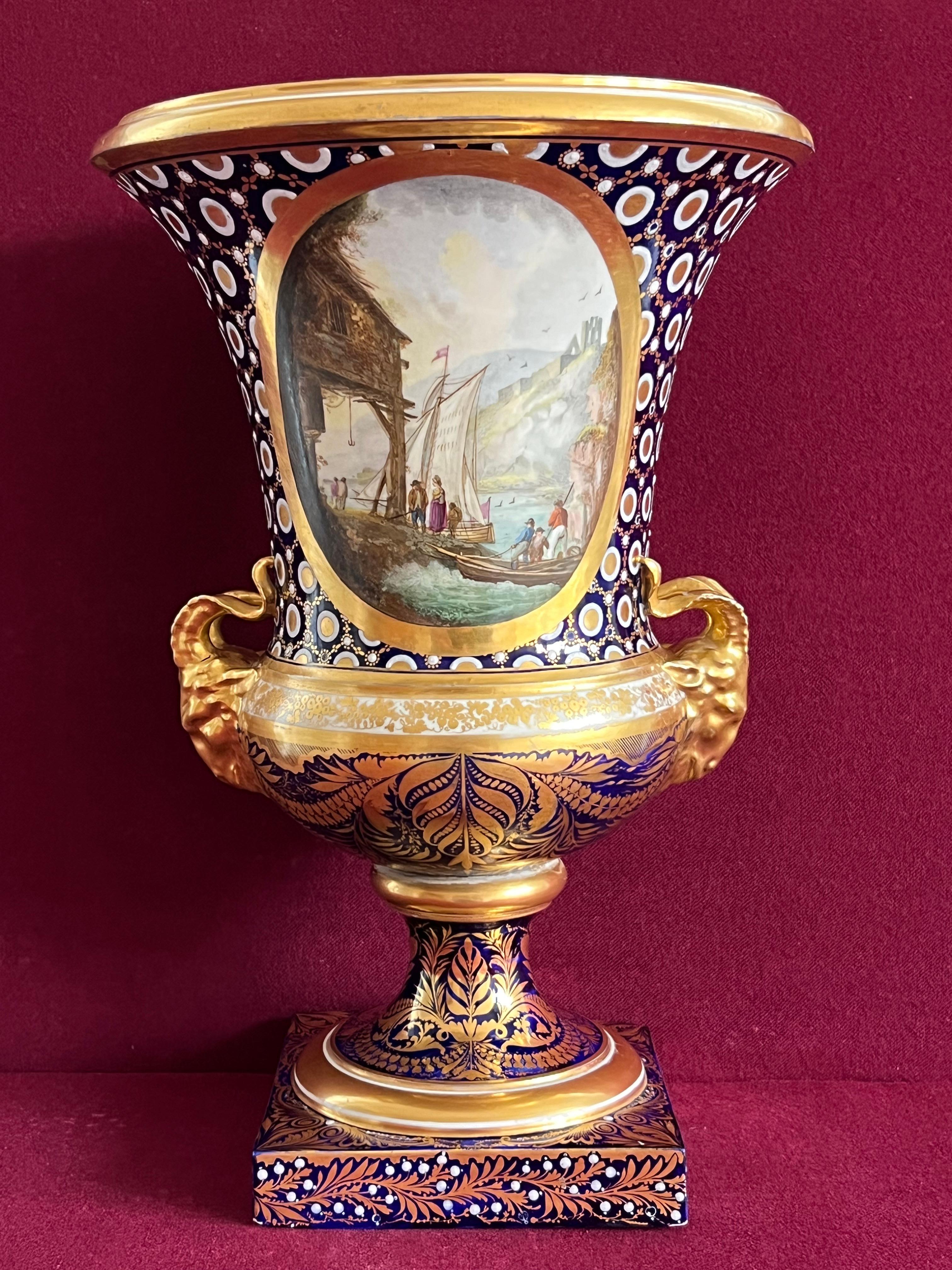 Peint à la main Vase Campana en porcelaine de Derby décoré par John Brewer vers1810 en vente