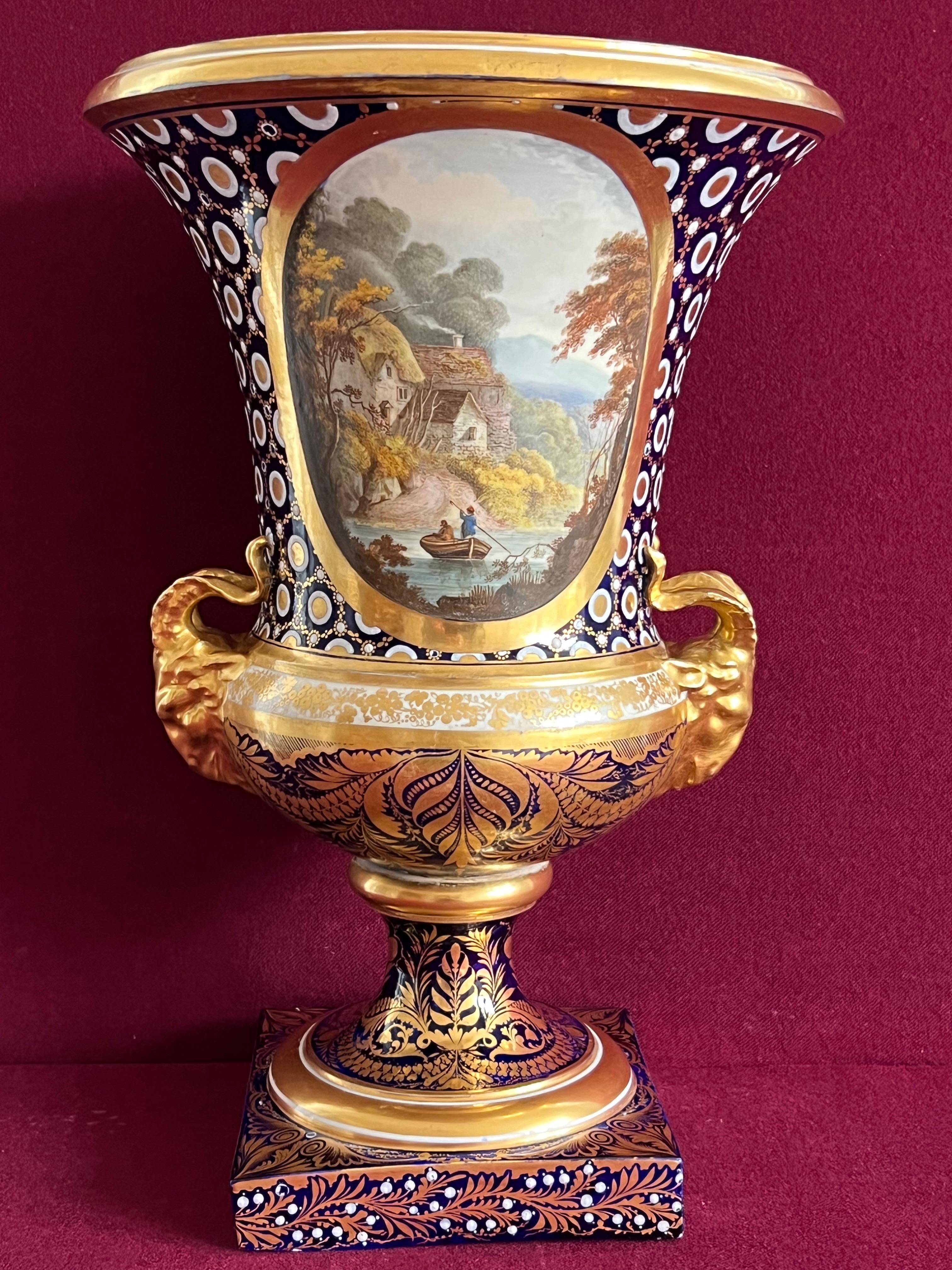 Vase Campana en porcelaine de Derby décoré par John Brewer vers1810 en vente 2