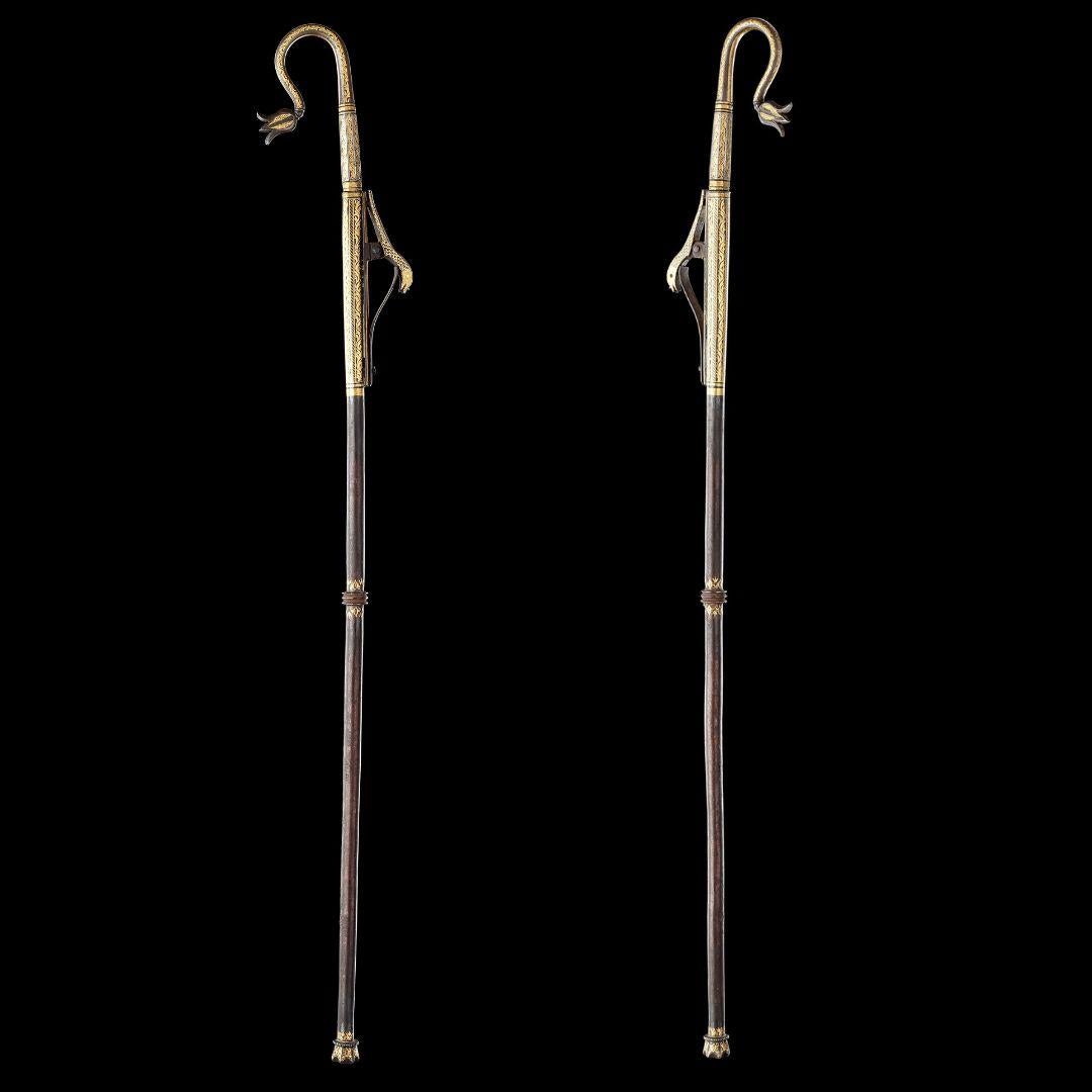 Il bastone della spada di un derviscio 
Ferro, acciaio e oro 
Turchia 
xIX secolo 

Dimensioni: 58,5 cm di lunghezza - 23 ins di lunghezza 

Provenienza:
Ex Oliver Hoare, mostra Cabinet of Curiosities, giugno 2012 
Ex collezione privata del Regno