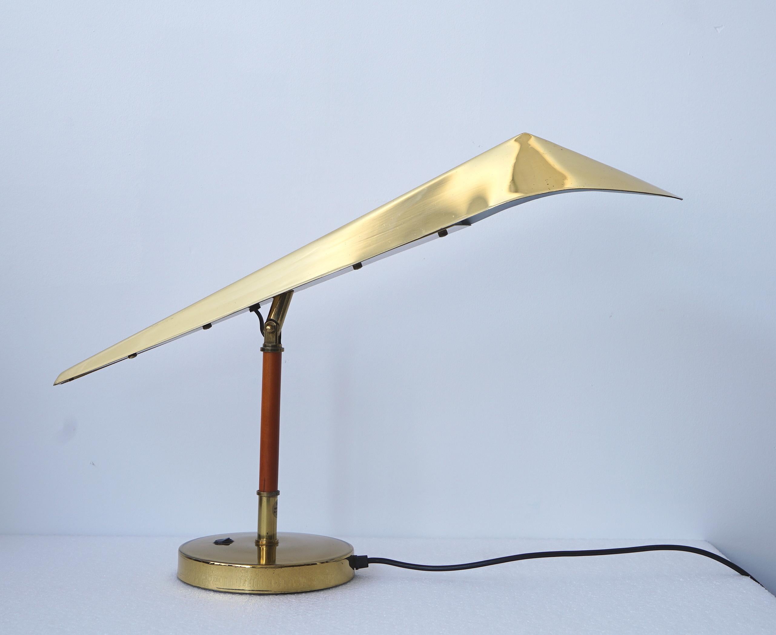 Eine Schreibtischlampe, die von KT Valaistus (Kone-Tukku Oy) für das Hotel Lappee Lappeenrata, Finnland, auf Bestellung hergestellt wurde. Circa 1980.
Verstellbarer Lampenkopf aus poliertem Messing auf Teakholzstiel. Hersteller-Label
