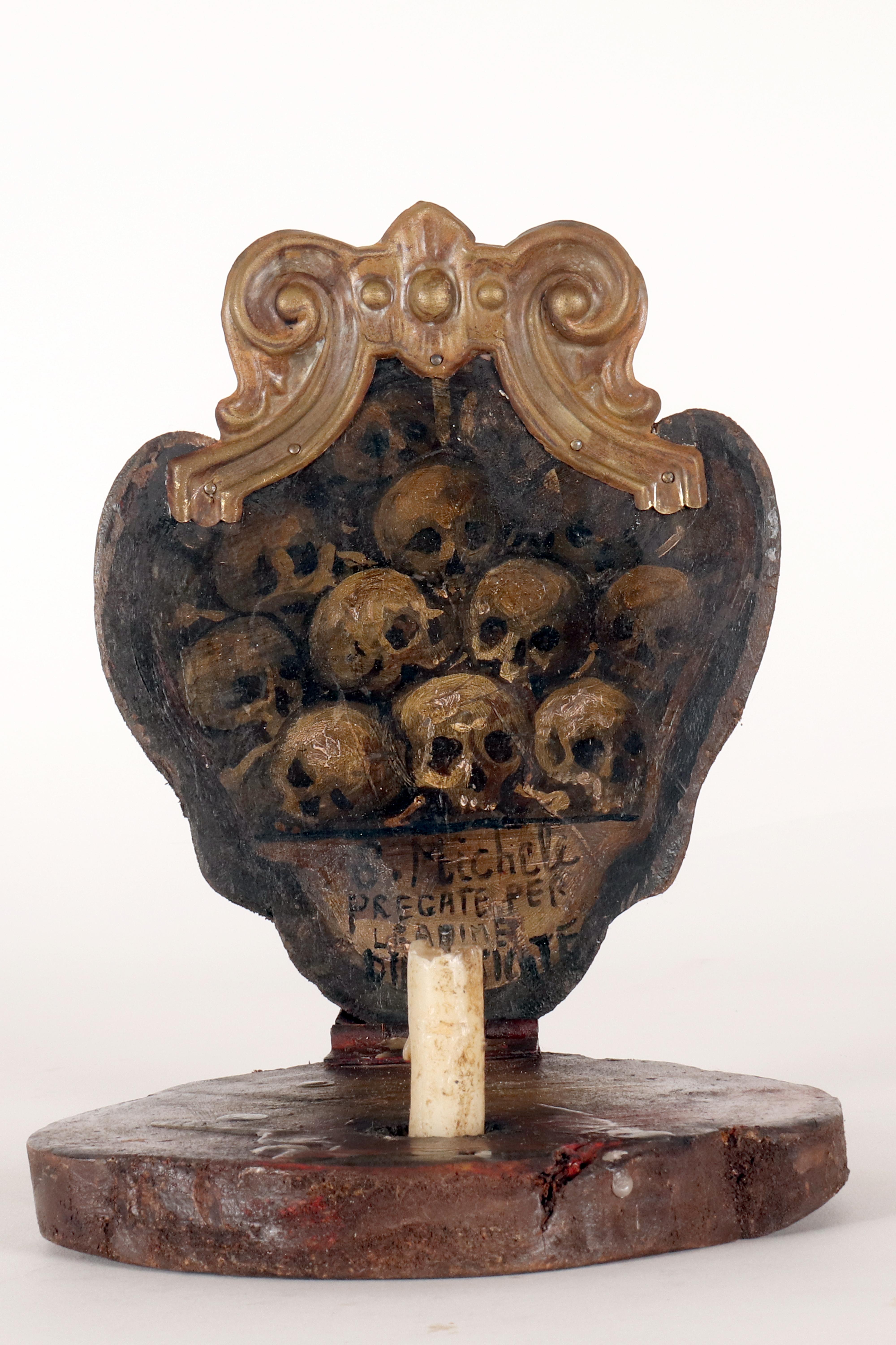 italien Un support mural de dévotion dédié à saint Michel. Italie, XVIIe siècle. en vente