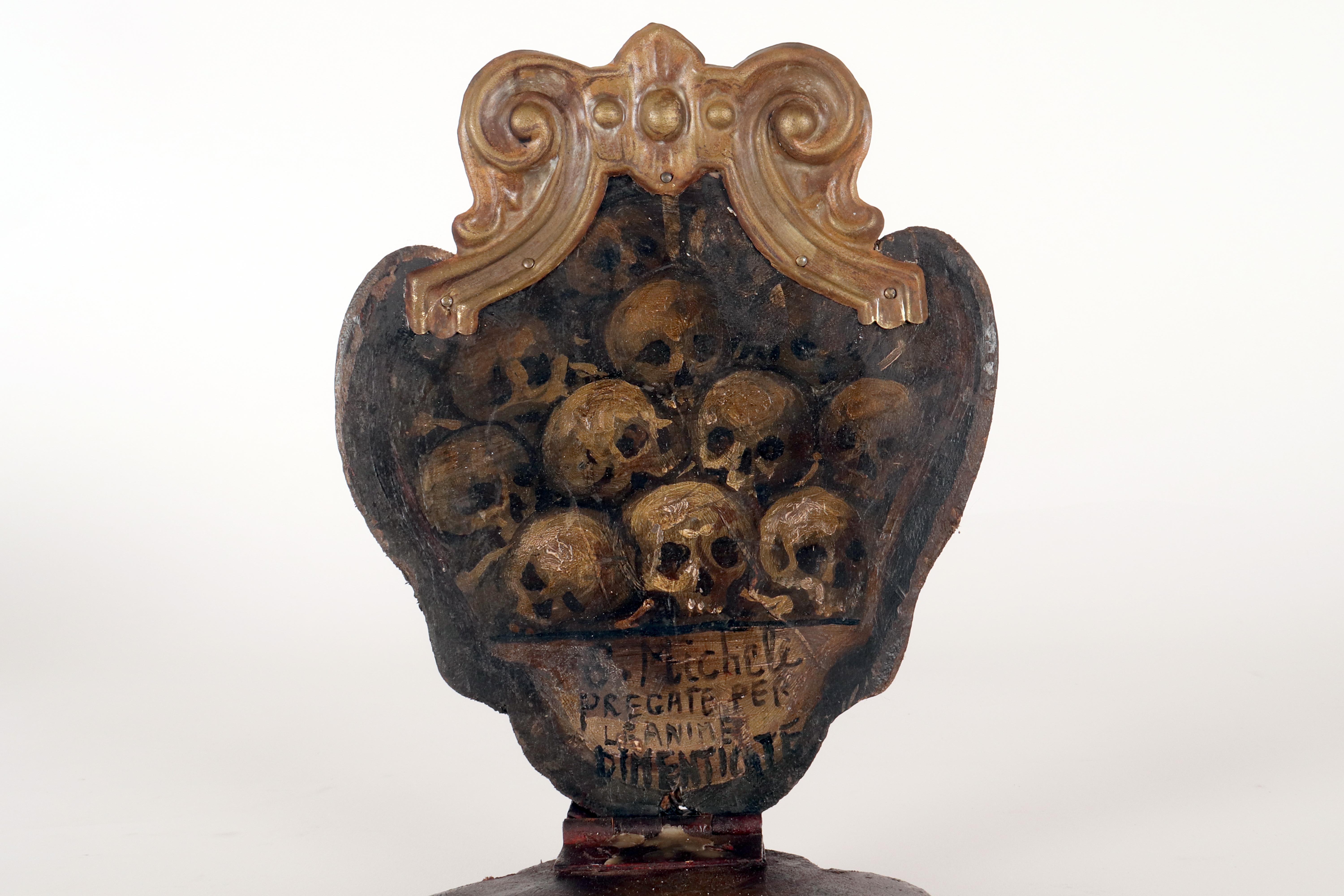 Métal Un support mural de dévotion dédié à saint Michel. Italie, XVIIe siècle. en vente