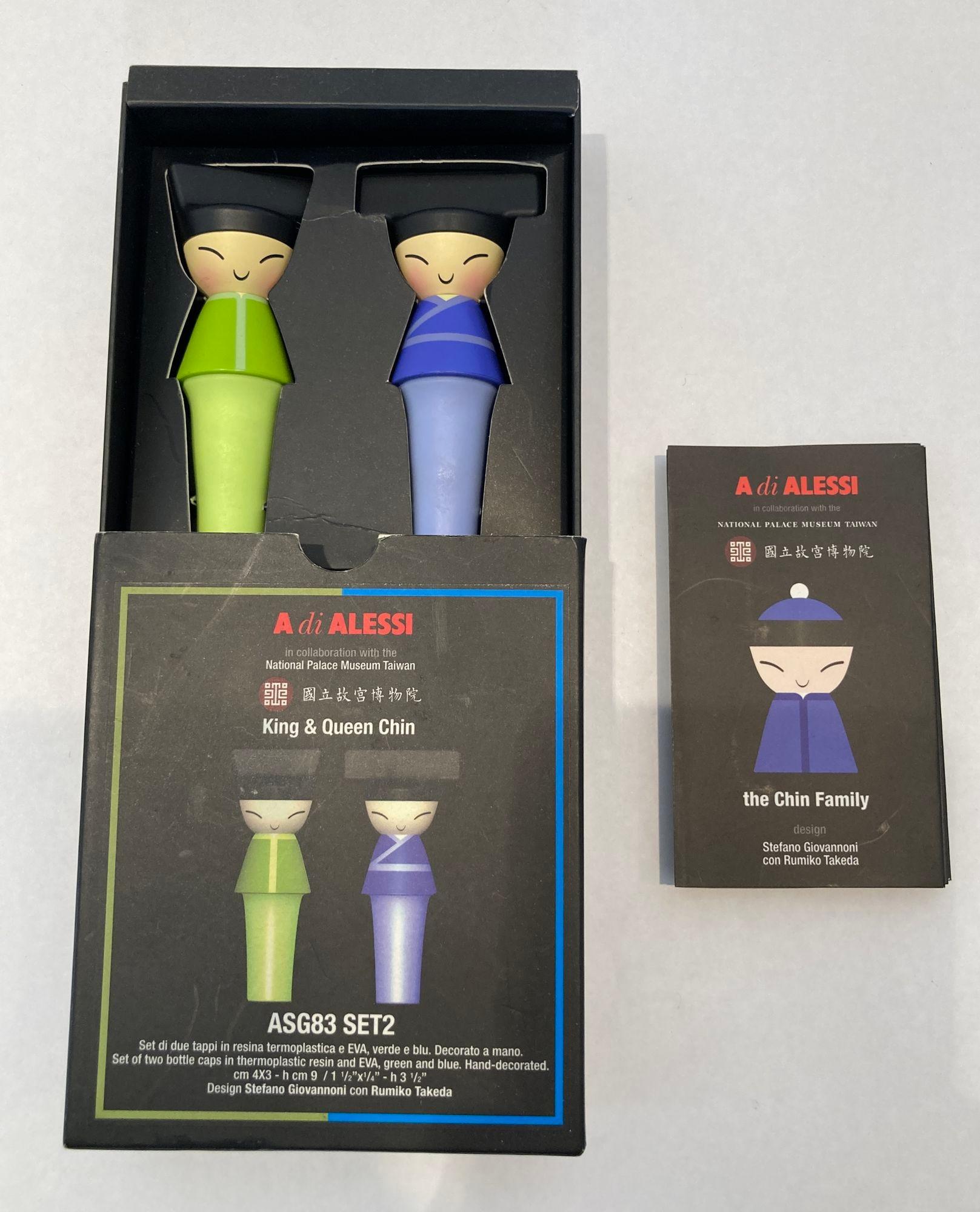 A di Alessi King & Queen Chin 2 Tapones de Botella Azul y Verde.

Como nuevos, tapones de botella de colección A di Alessi verdes y azules de edición limitada decorados a mano con el Rey y la Reina Chin en perfecto estado en su caja original.
El