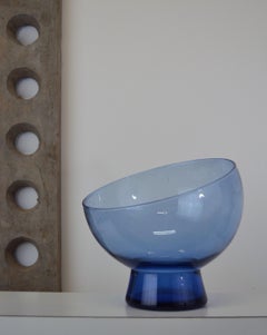 A "diabolo"-shaped vase or catch-all - blown glass - France - 1960