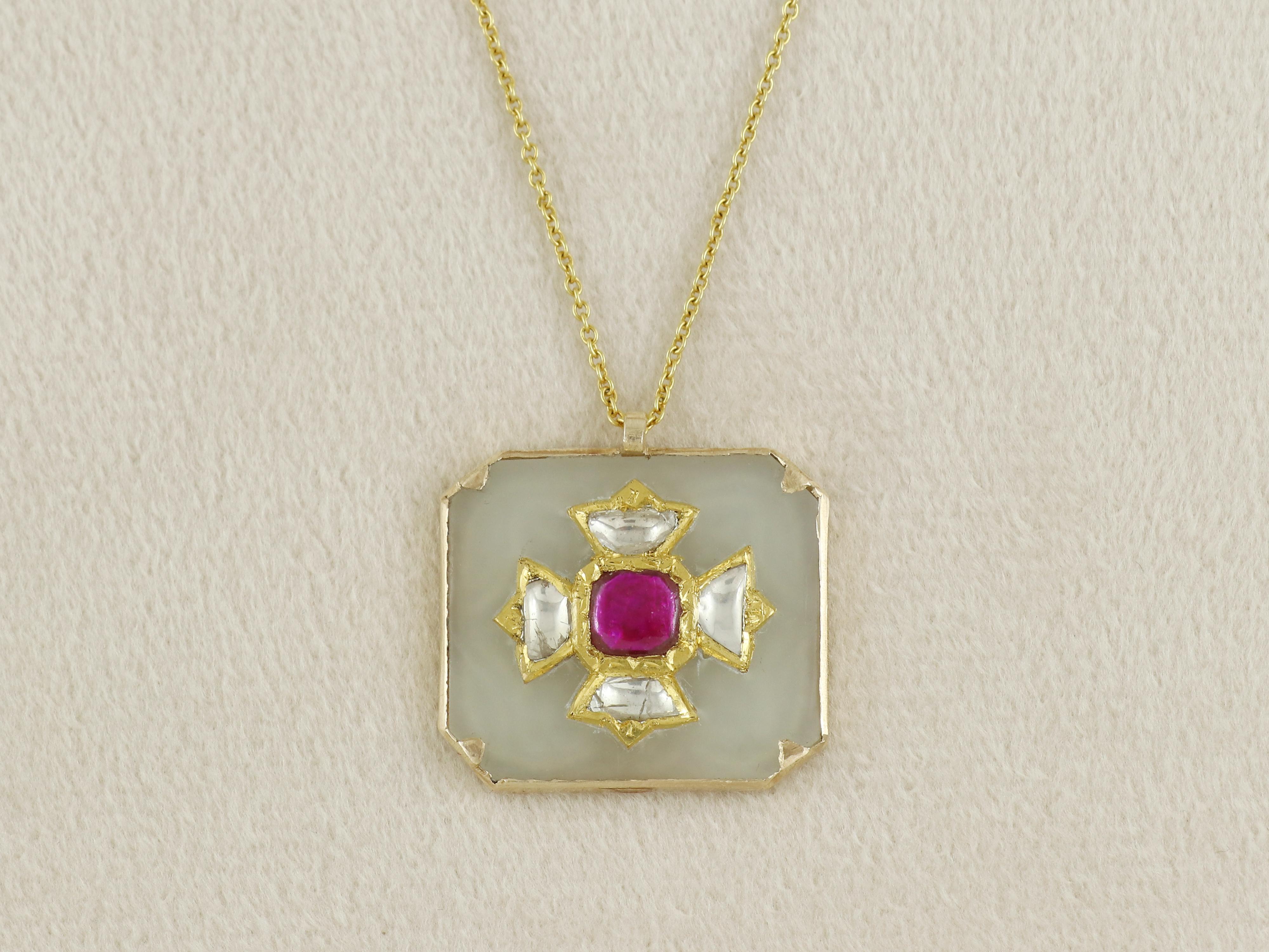 Donna Collana con pendente in giada con diamanti e rubini incastonati, India in vendita