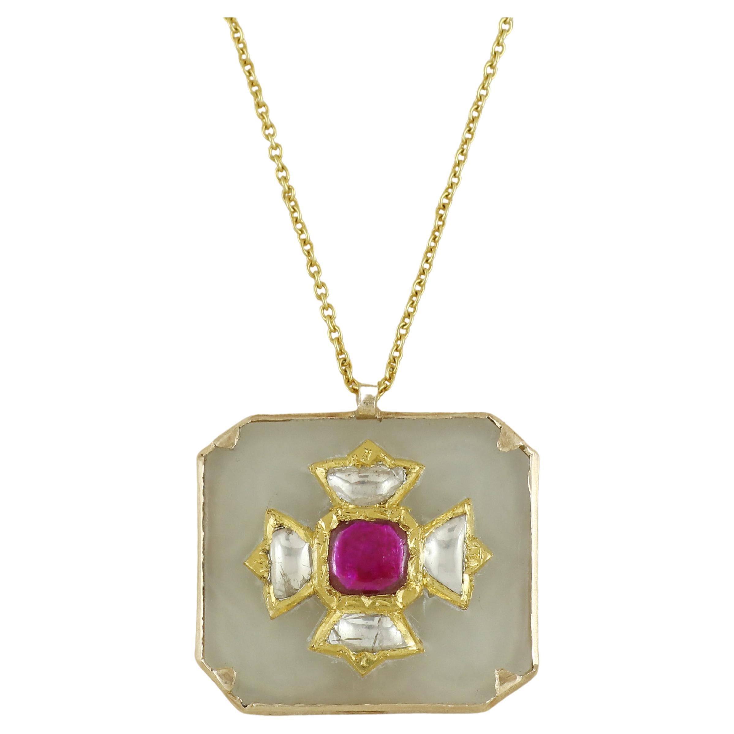 Collana con pendente in giada con diamanti e rubini incastonati, India in vendita
