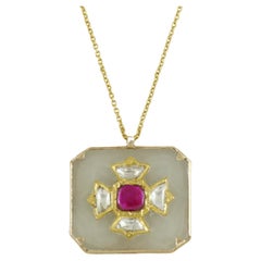 Collana con pendente in giada con diamanti e rubini incastonati, India
