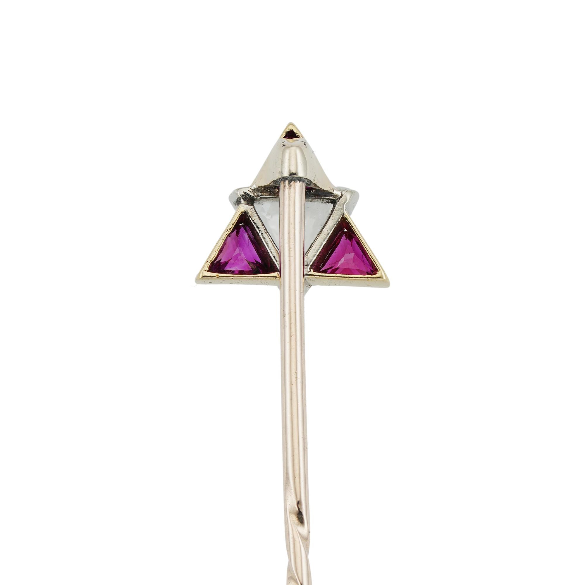 Alfiler eduardiano de diamantes y rubíes en forma de estrella de David, con un diamante de talla triángulo equilátero de un peso estimado de 0,25 quilates, engastado entre tres rubíes de talla triangular, todo ello engastado en una montura de oro